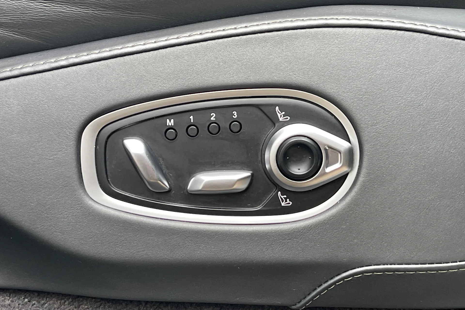 Aston Martin DBX thumbnail image number 28