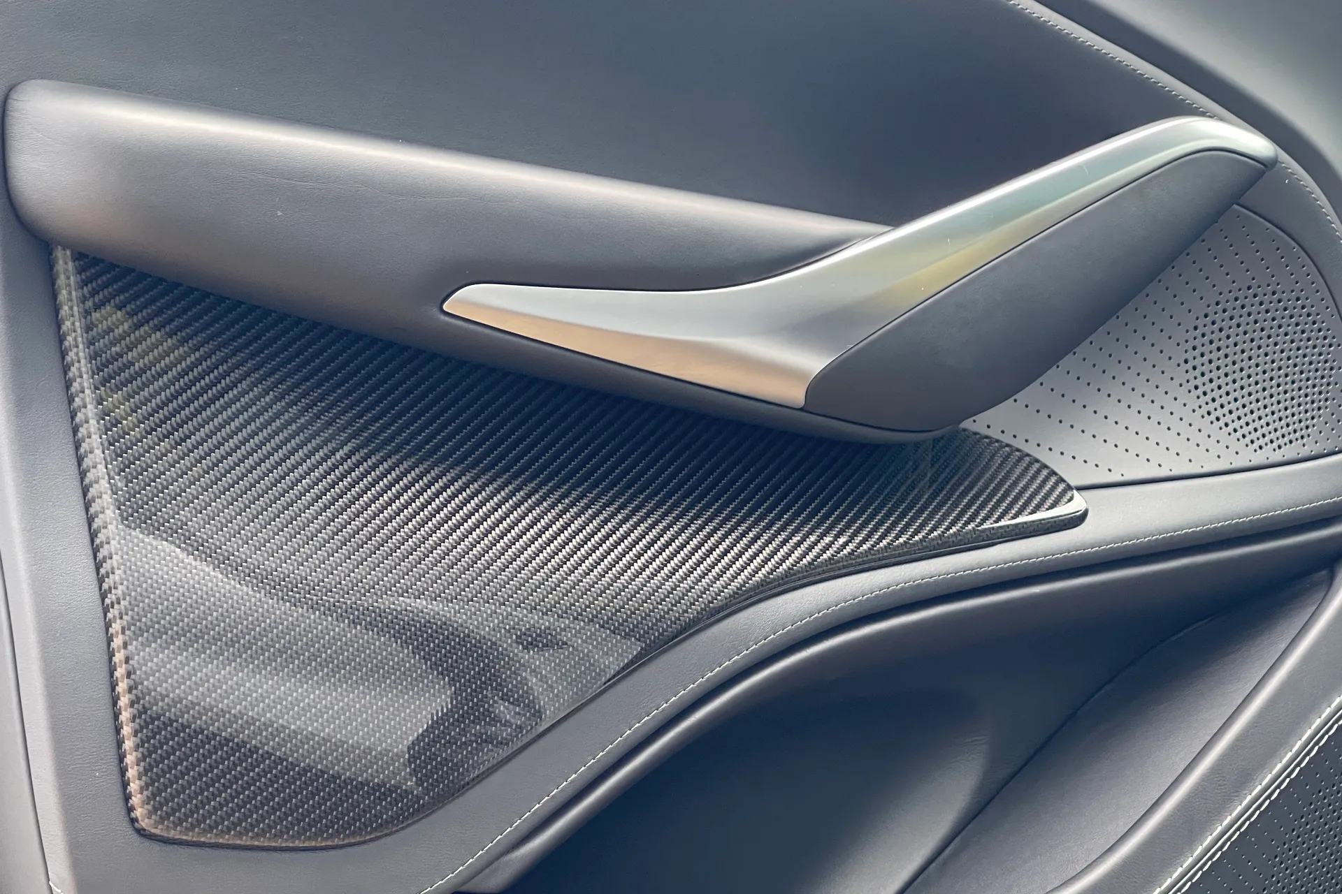 Aston Martin DBX thumbnail image number 45