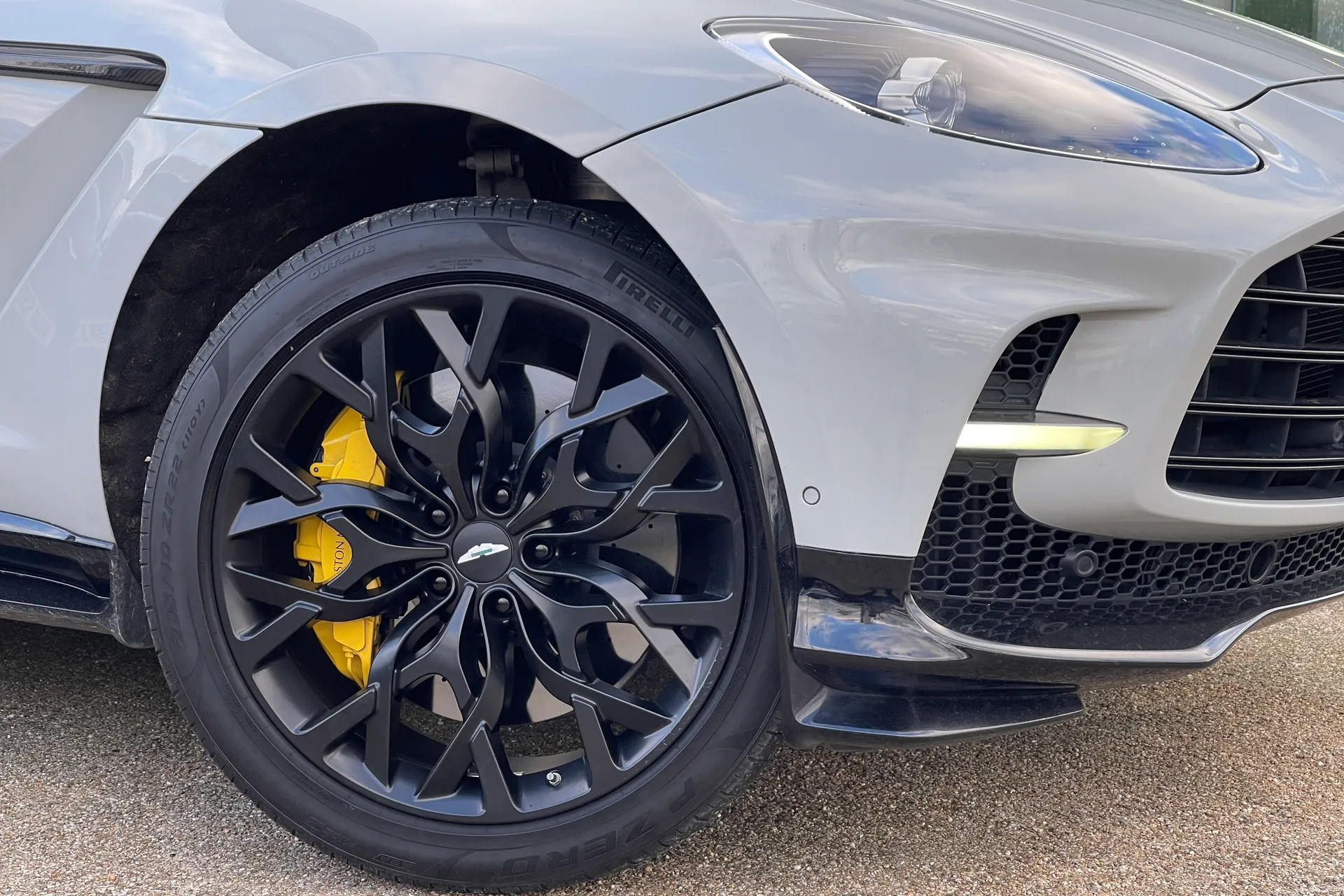 Aston Martin DBX thumbnail image number 16
