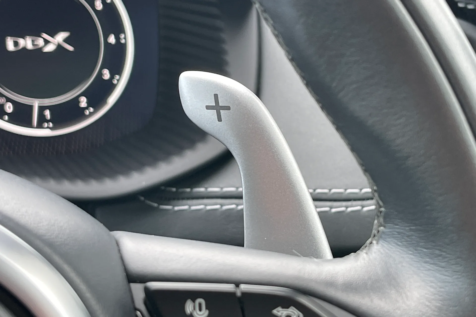 Aston Martin DBX thumbnail image number 33