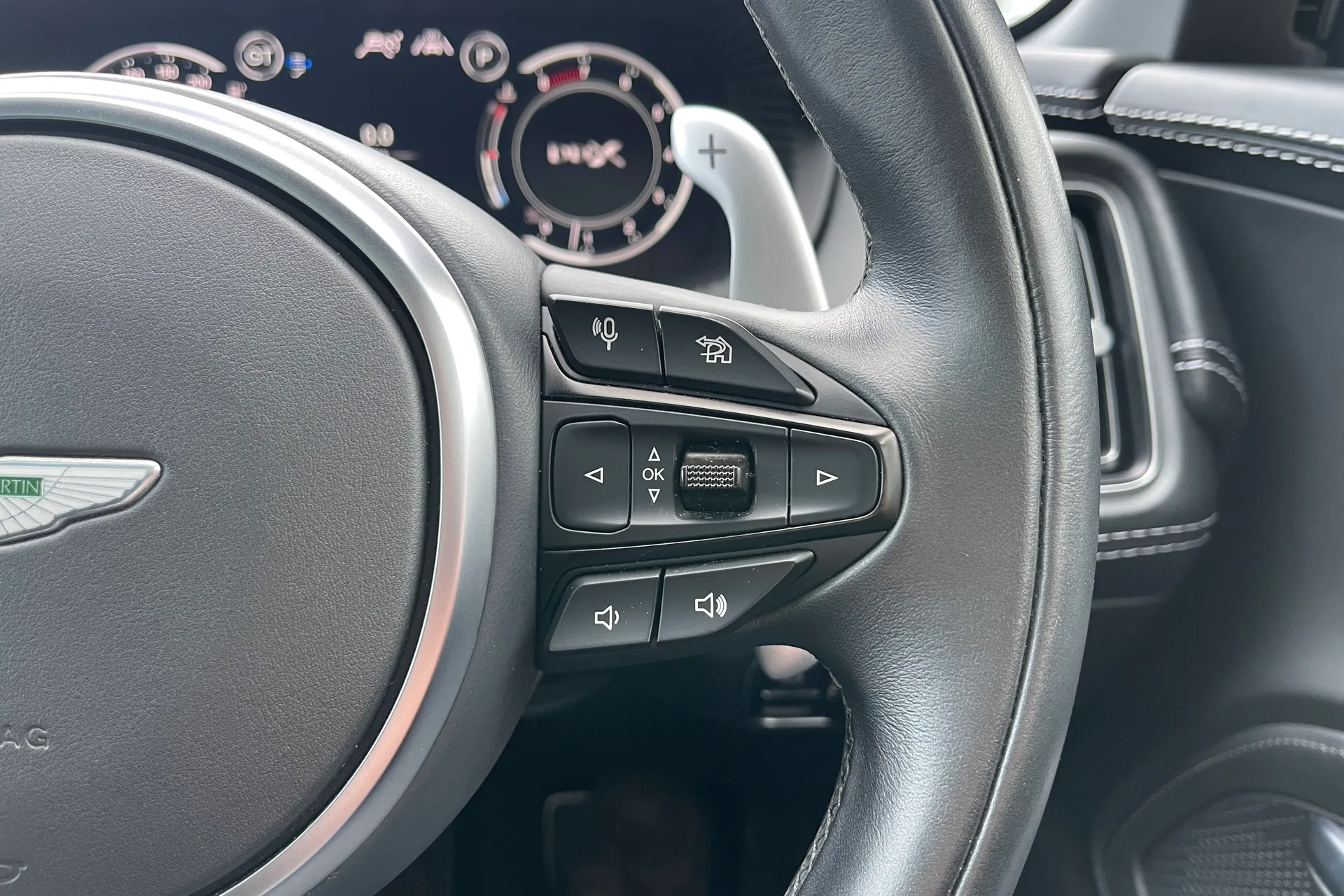 Aston Martin DBX thumbnail image number 36