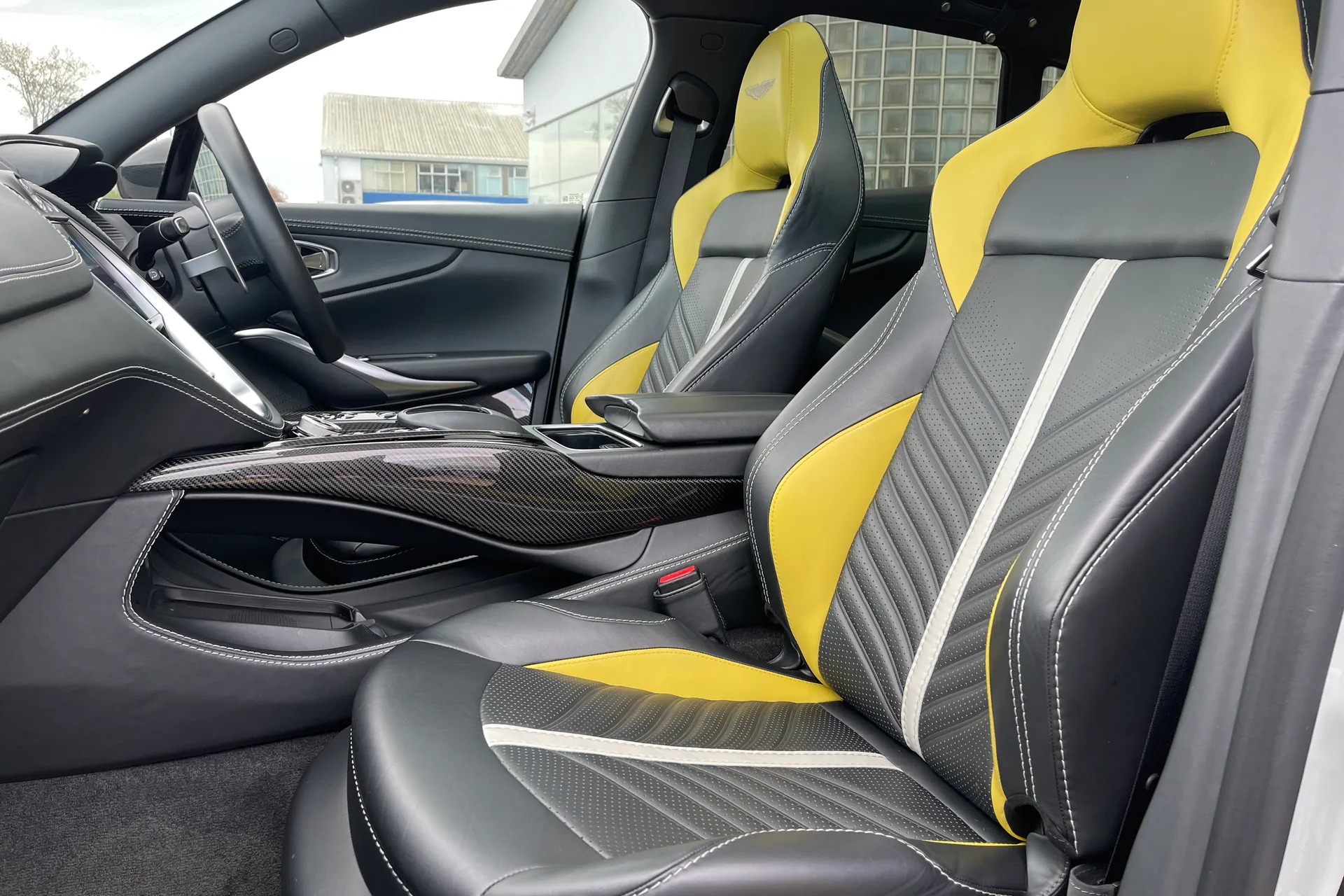 Aston Martin DBX thumbnail image number 42