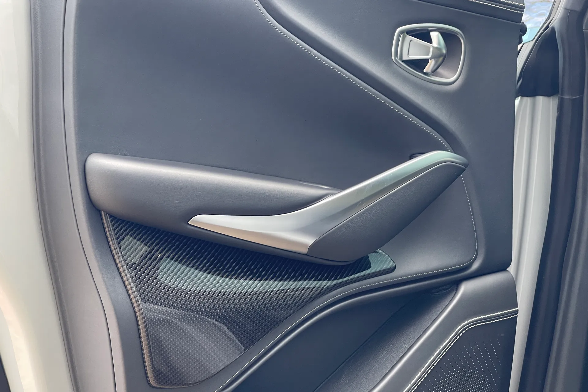 Aston Martin DBX thumbnail image number 46