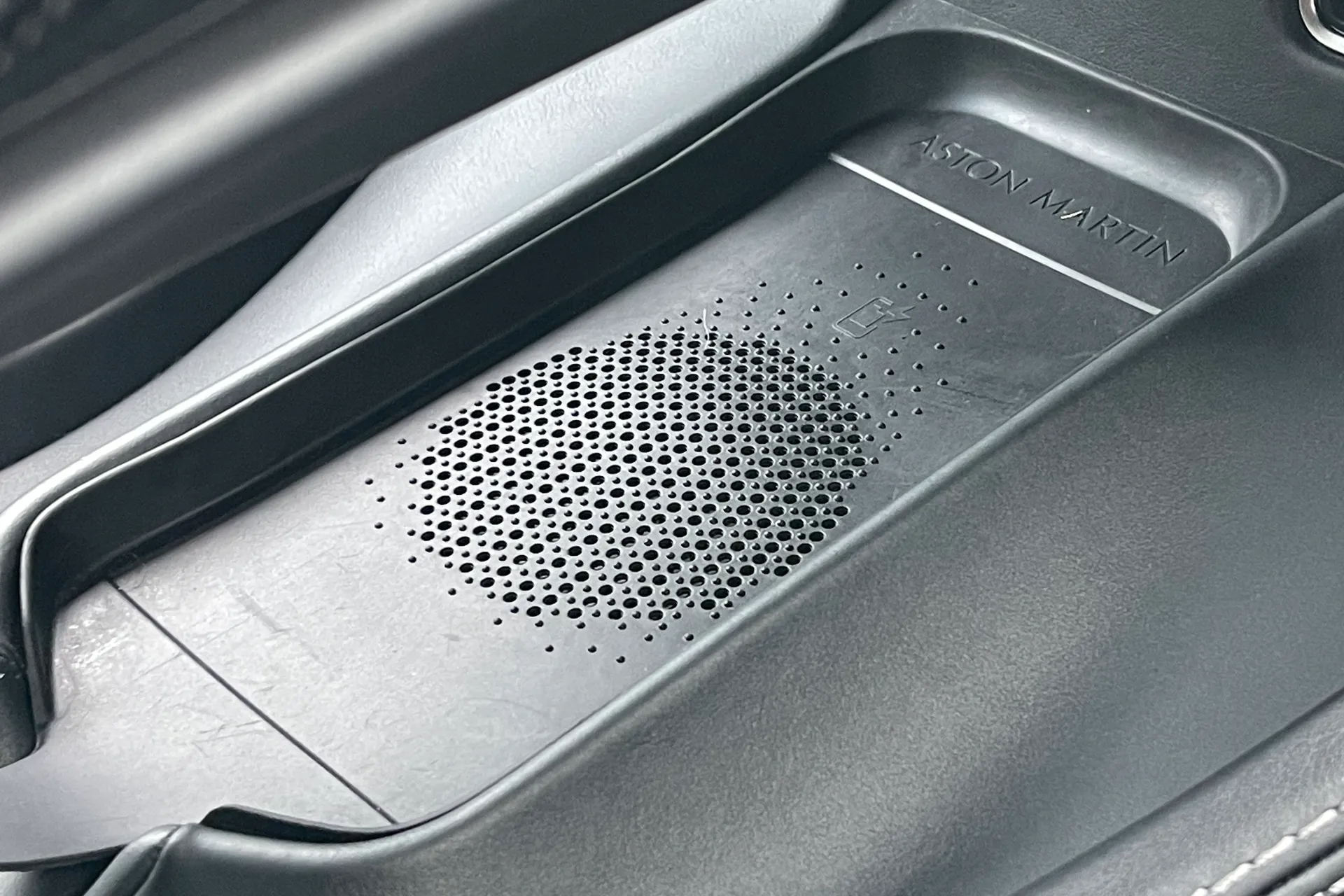 Aston Martin DBX thumbnail image number 41