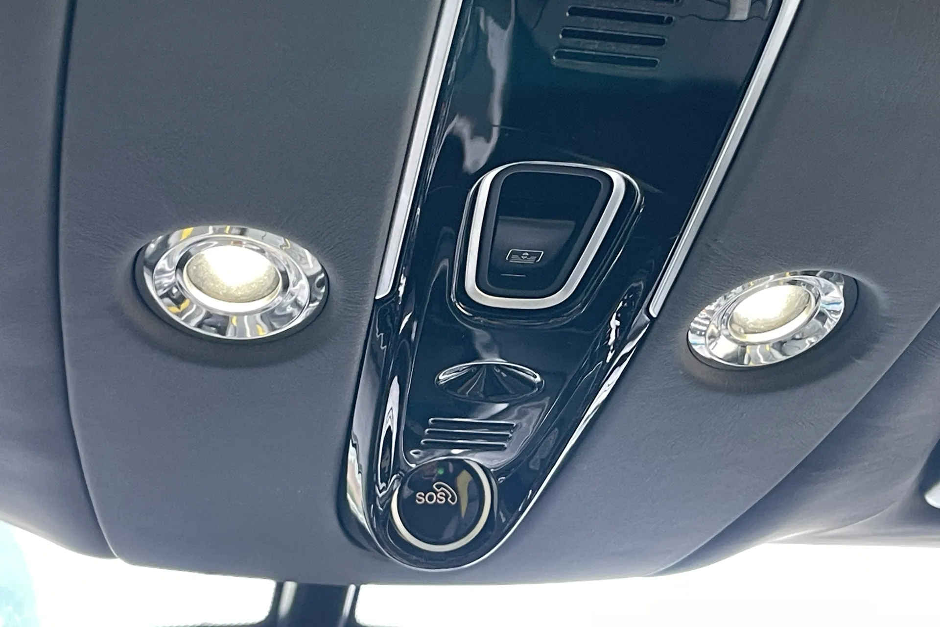 Aston Martin DBX thumbnail image number 62