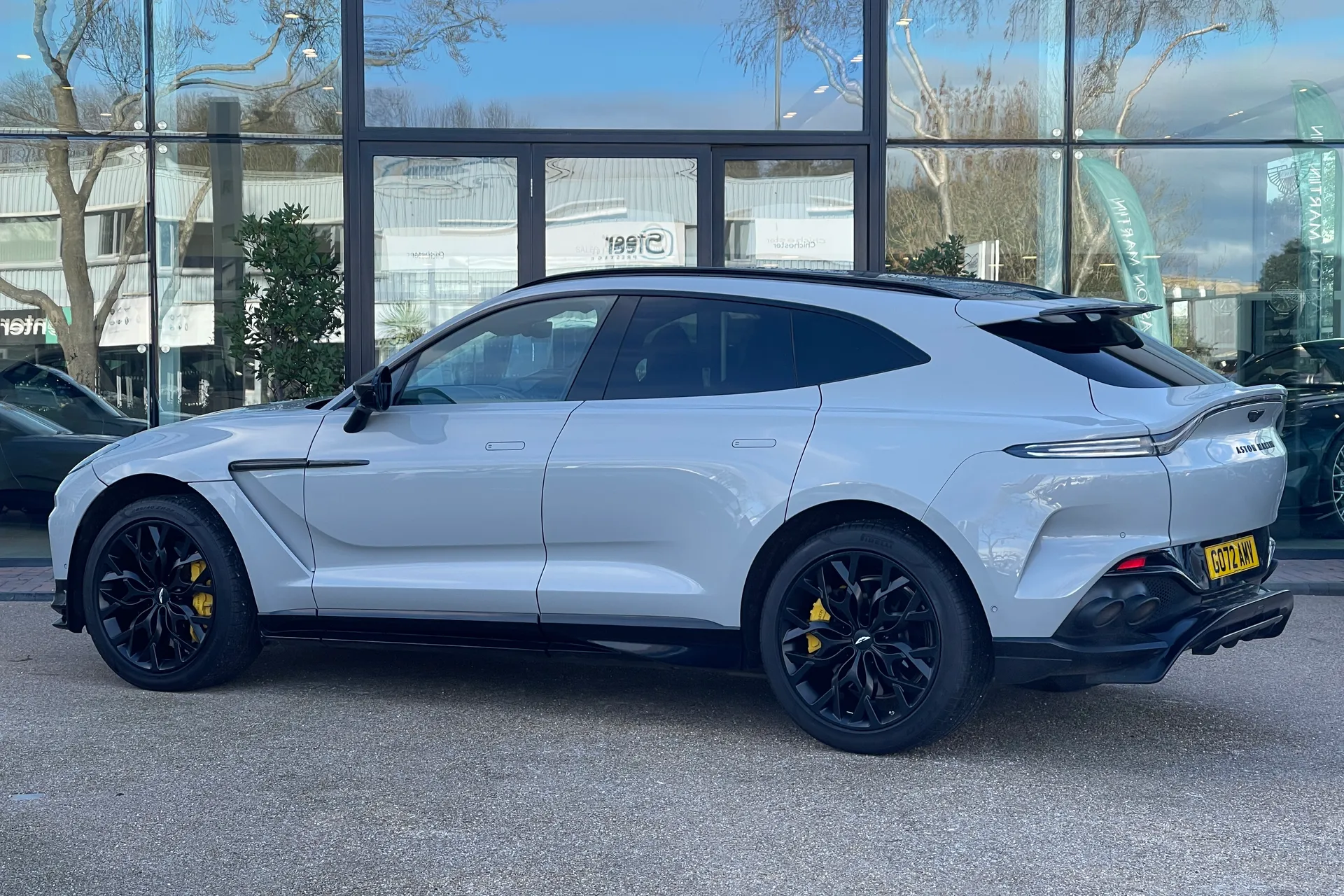 Aston Martin DBX thumbnail image number 2