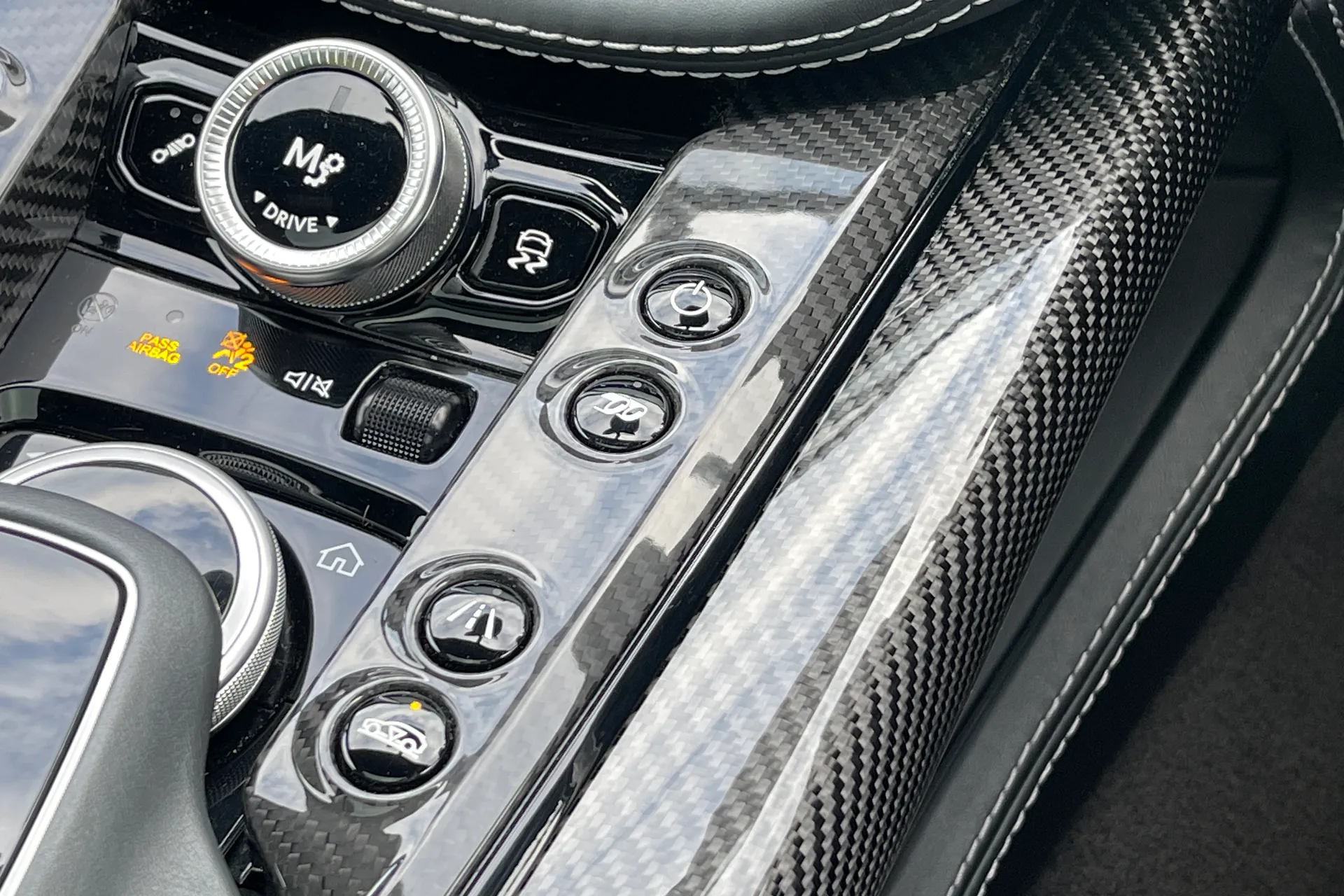 Aston Martin DBX thumbnail image number 31