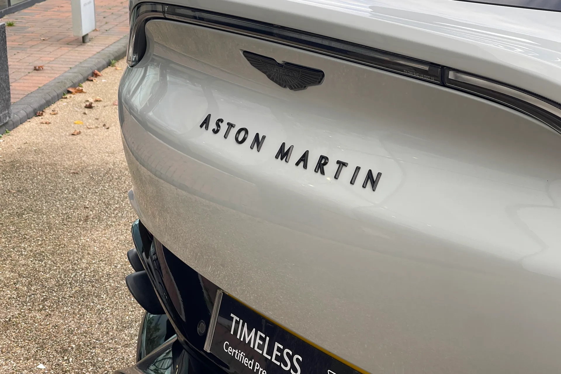 Aston Martin DBX thumbnail image number 8