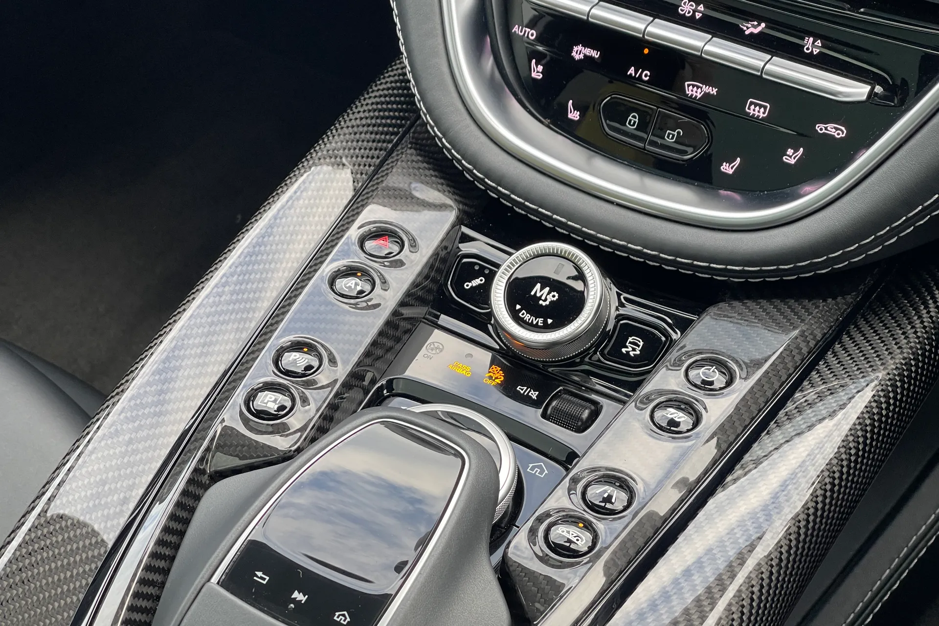 Aston Martin DBX thumbnail image number 30