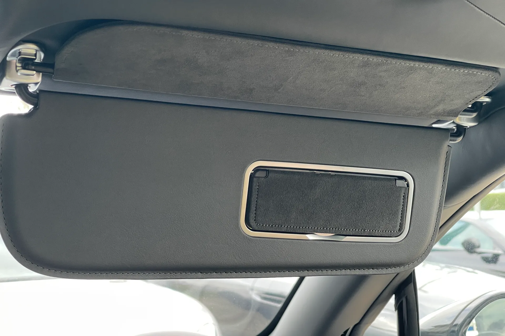 Aston Martin DBX thumbnail image number 64