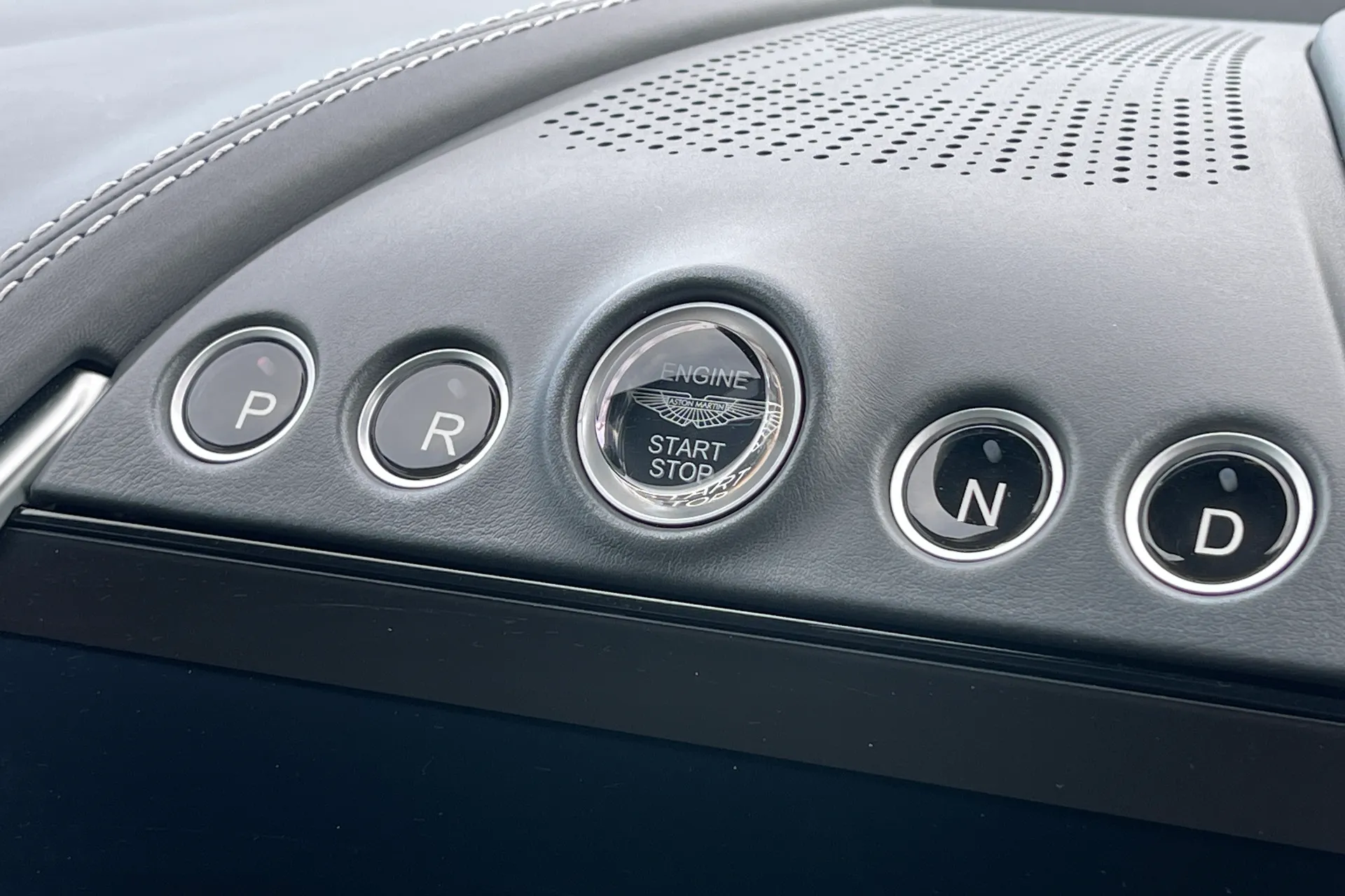 Aston Martin DBX thumbnail image number 29