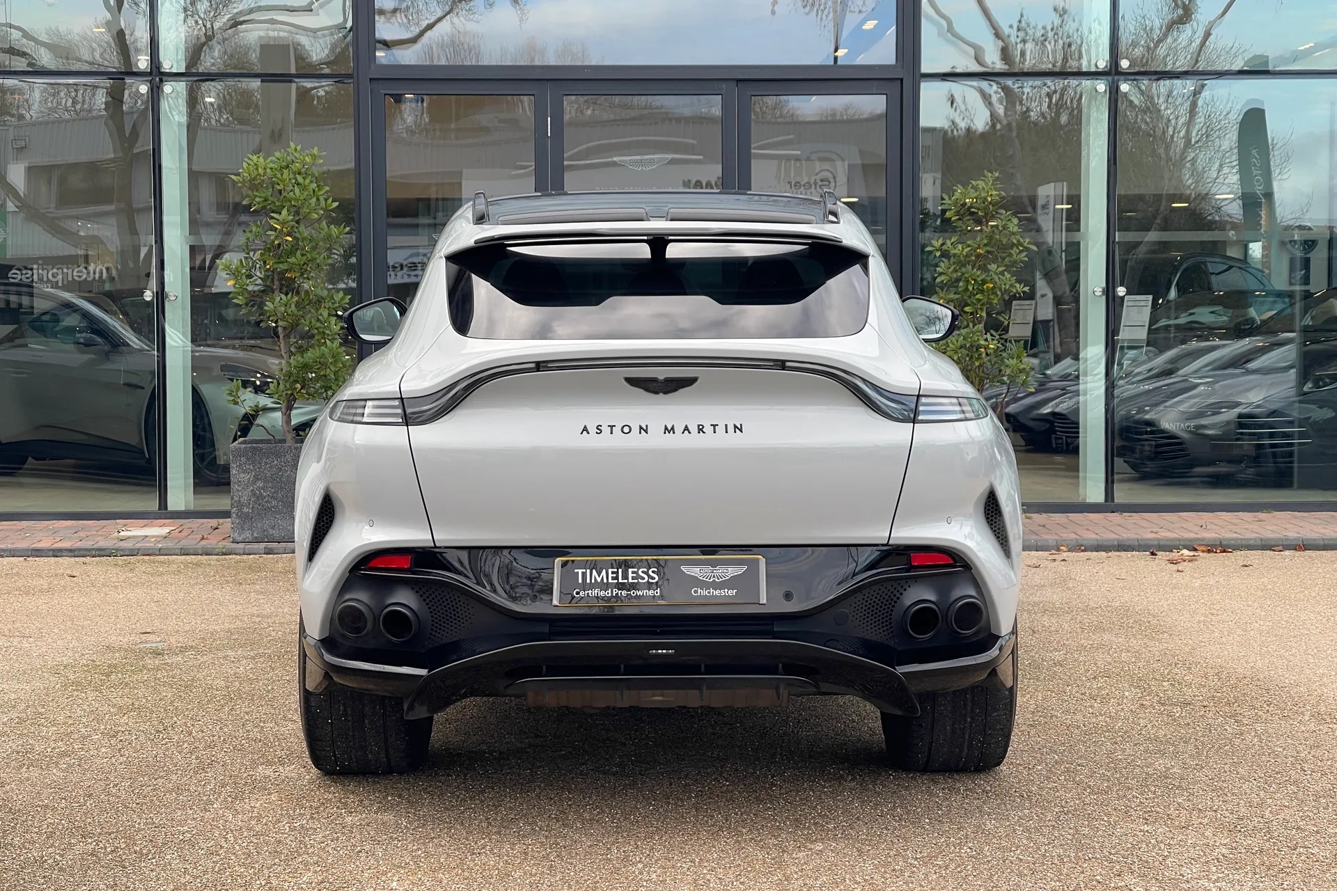 Aston Martin DBX thumbnail image number 54