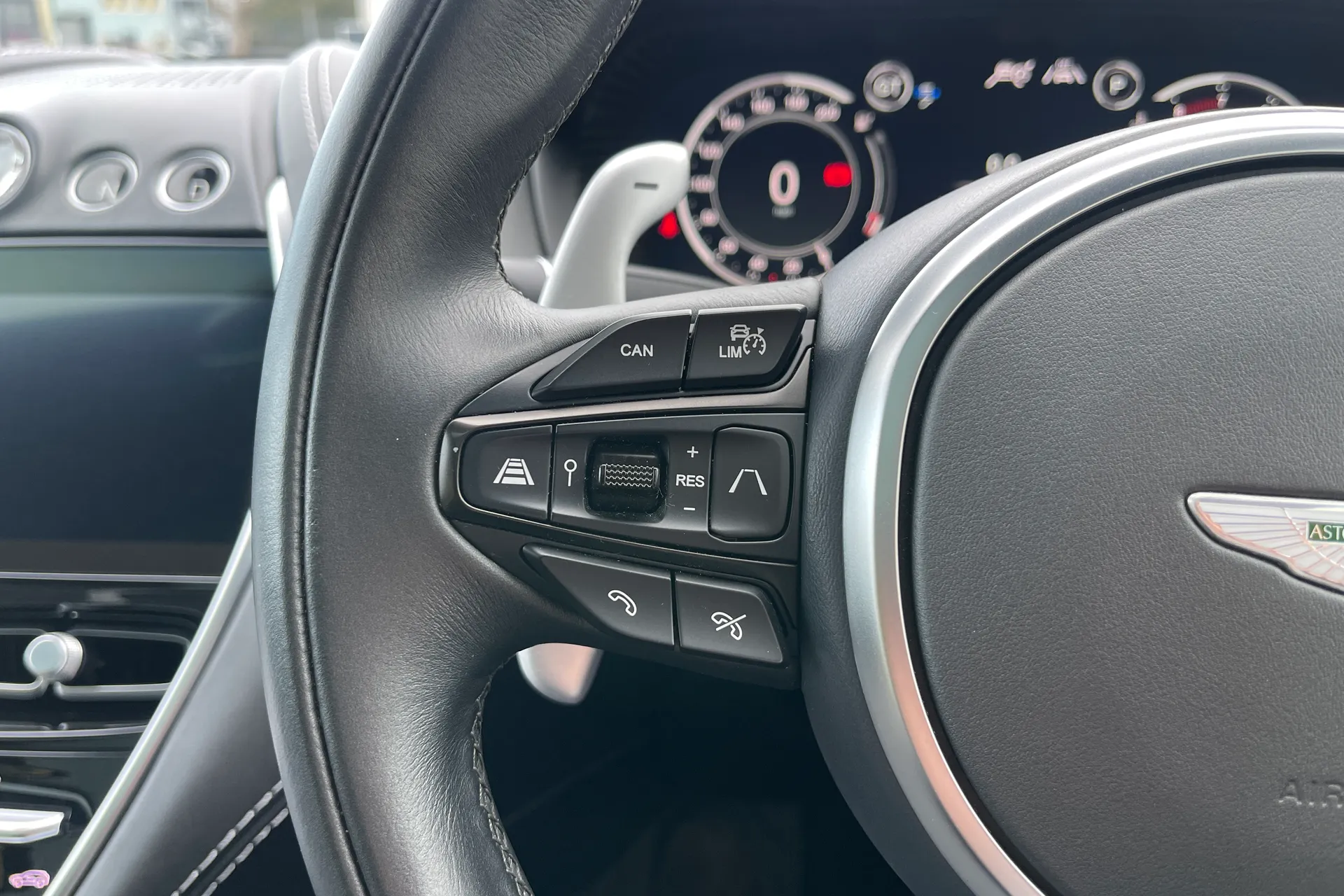 Aston Martin DBX thumbnail image number 35