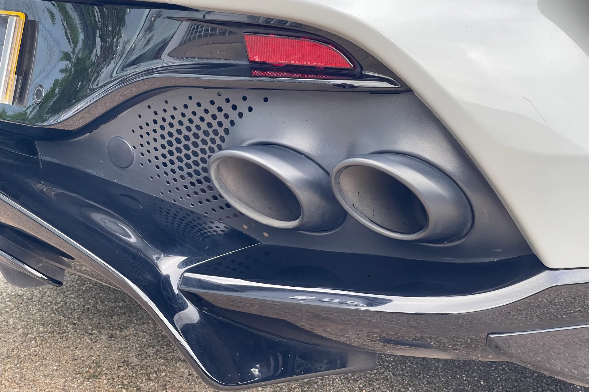 Aston Martin DBX thumbnail image number 19