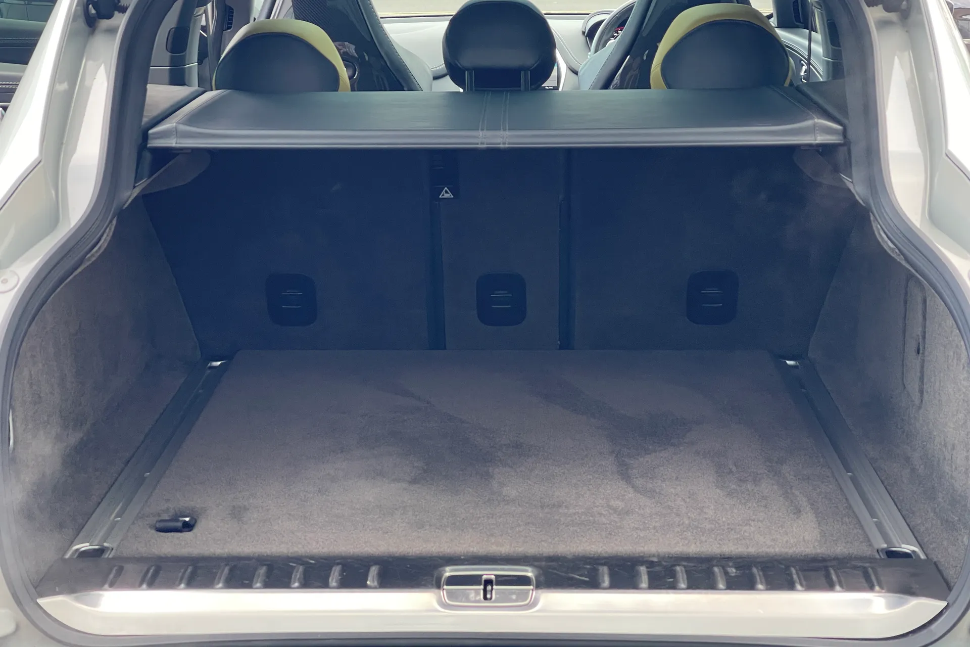 Aston Martin DBX thumbnail image number 49