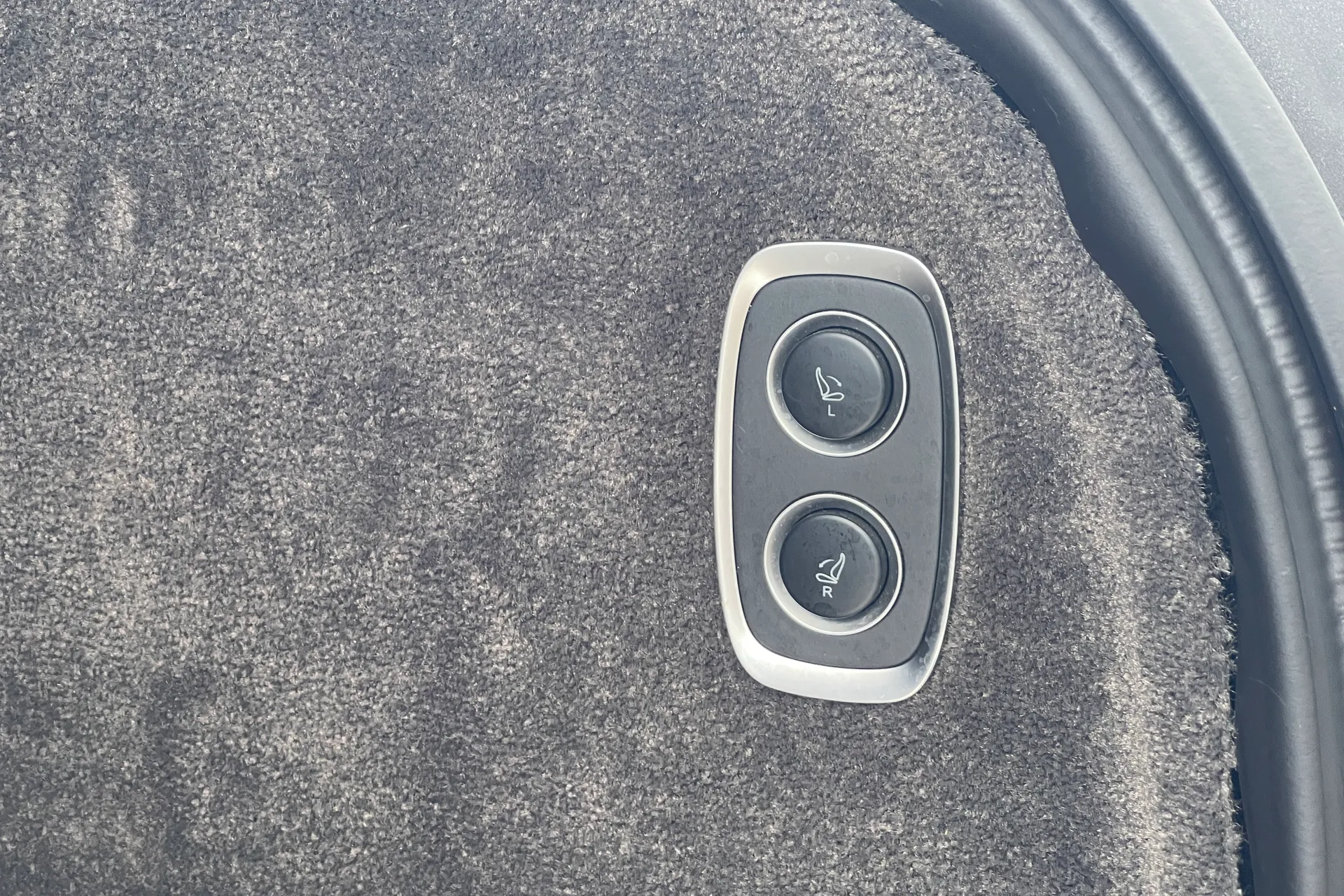 Aston Martin DBX thumbnail image number 59