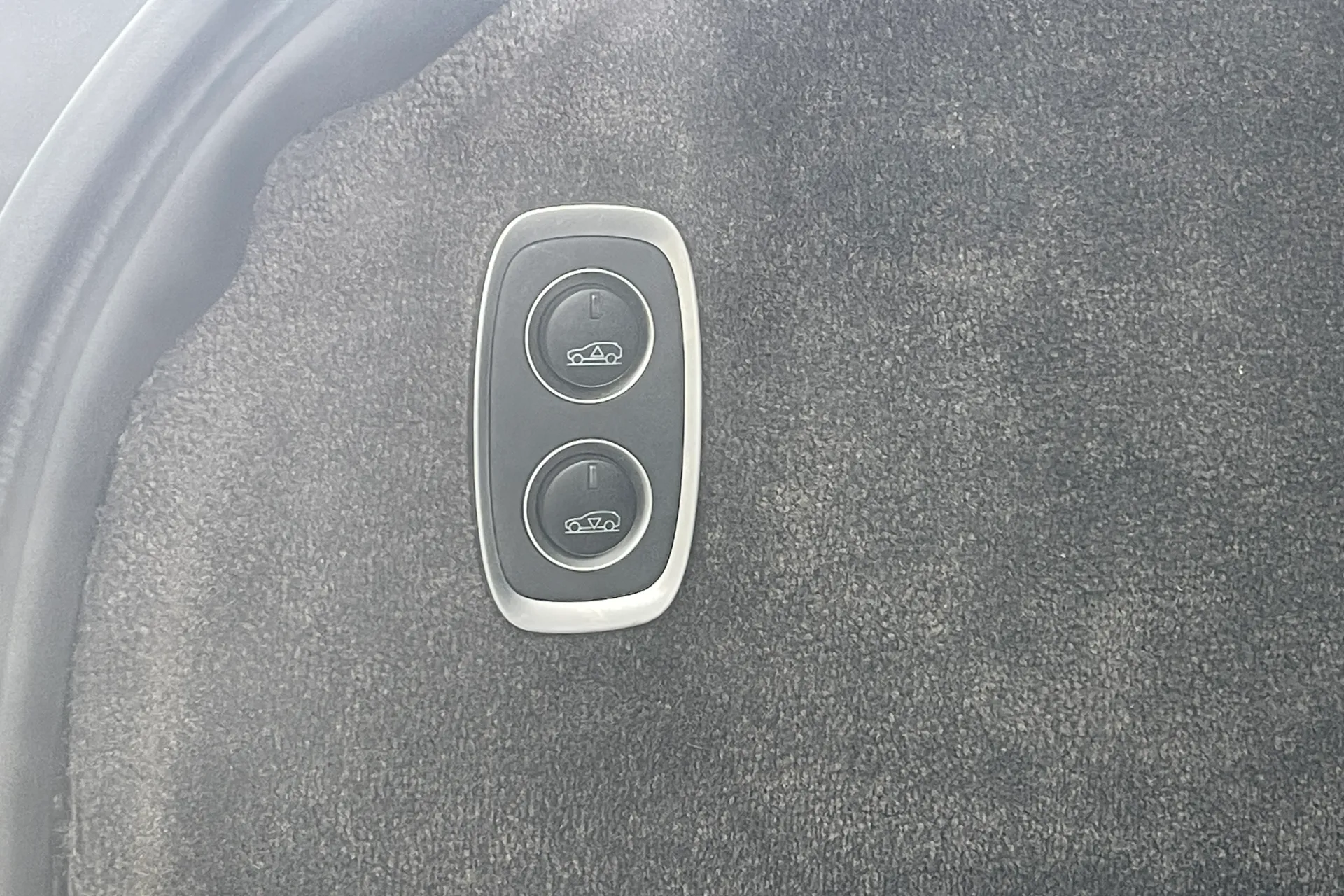 Aston Martin DBX thumbnail image number 60