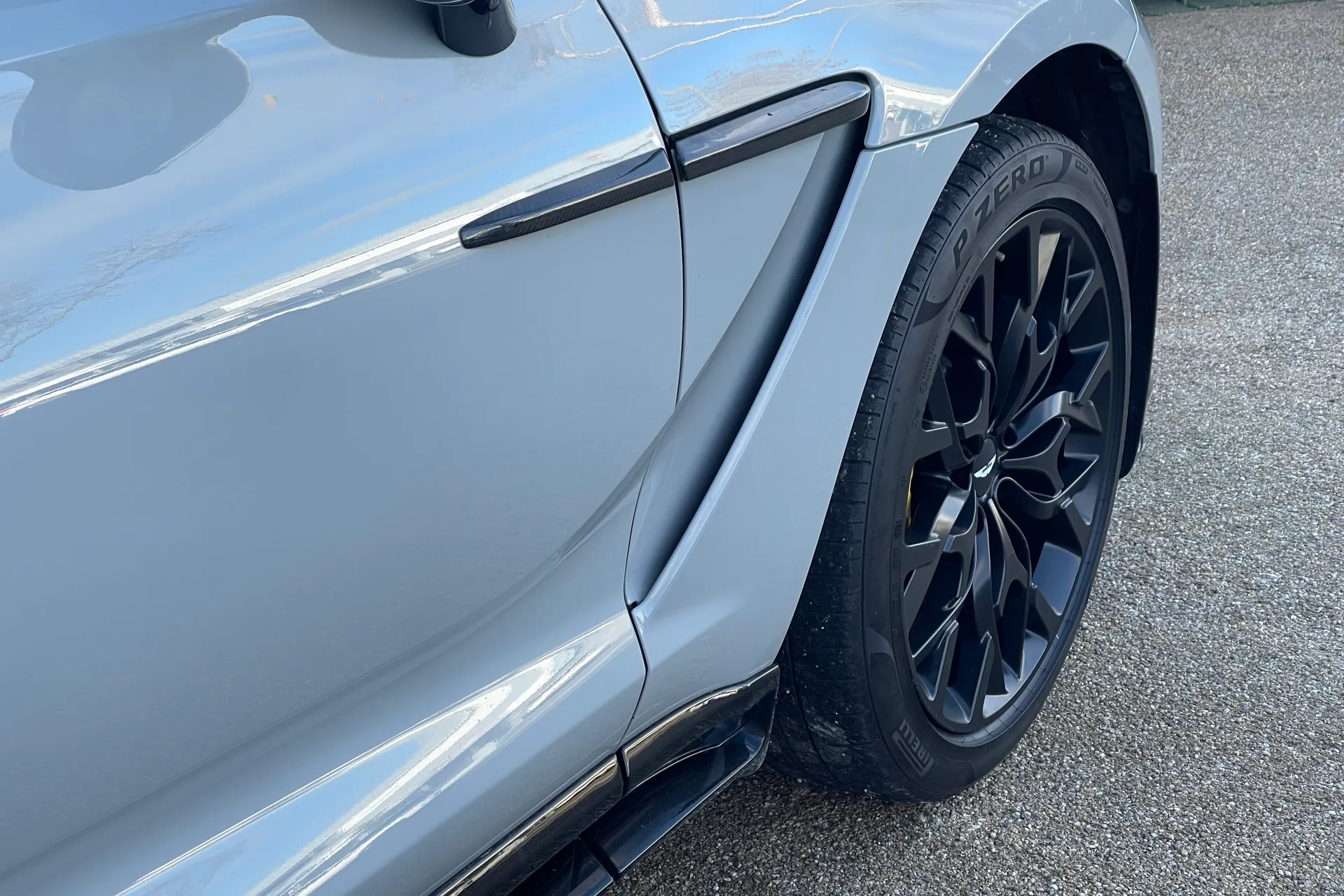 Aston Martin DBX thumbnail image number 9