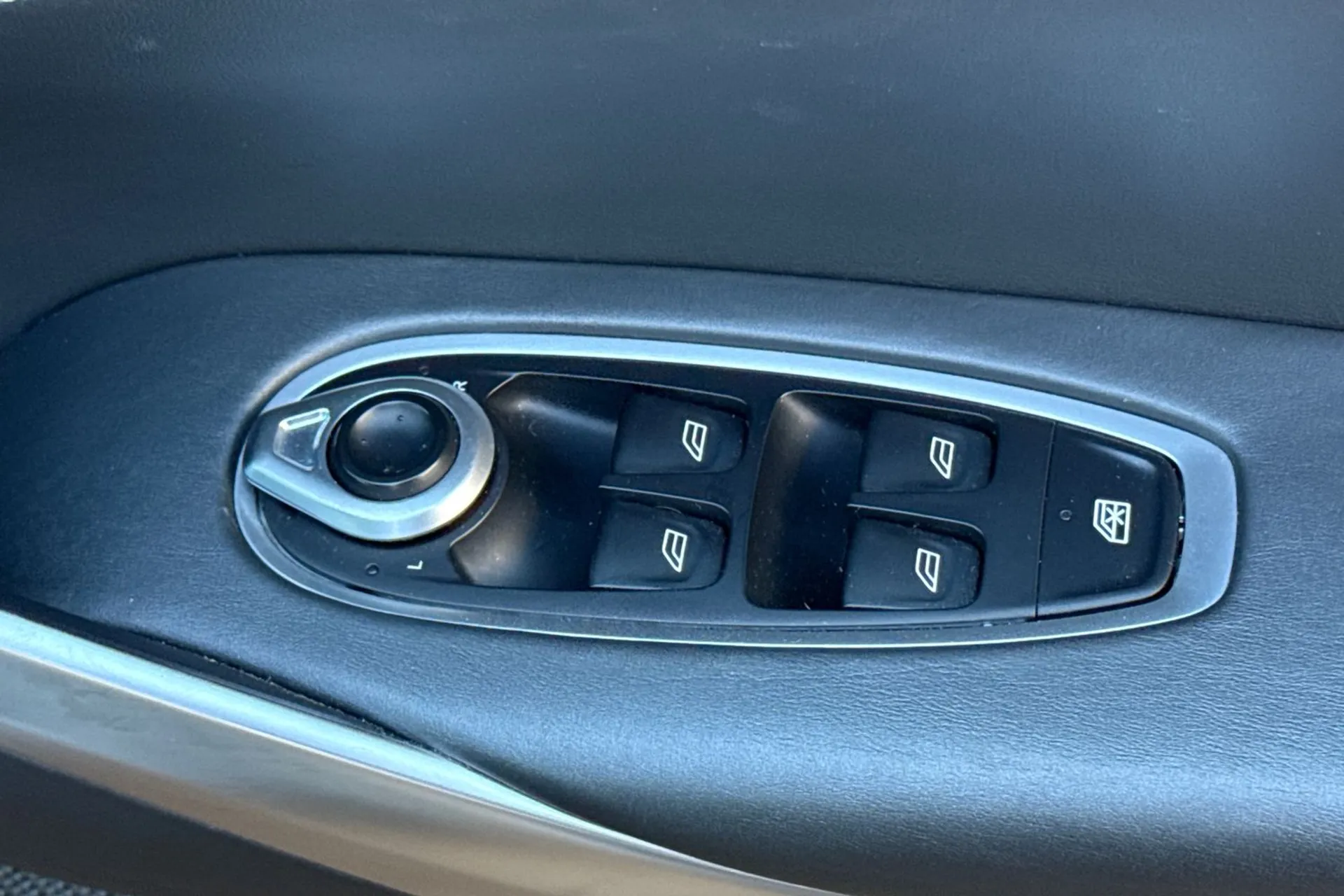 Aston Martin DBX thumbnail image number 46