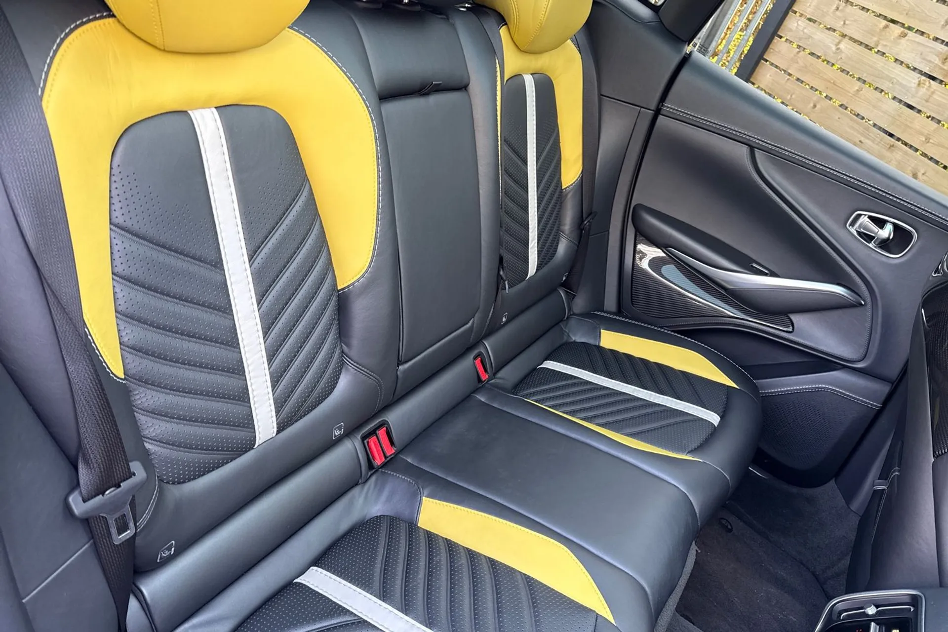 Aston Martin DBX thumbnail image number 24