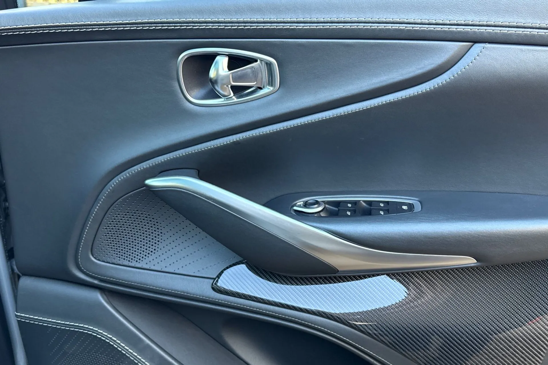 Aston Martin DBX thumbnail image number 41