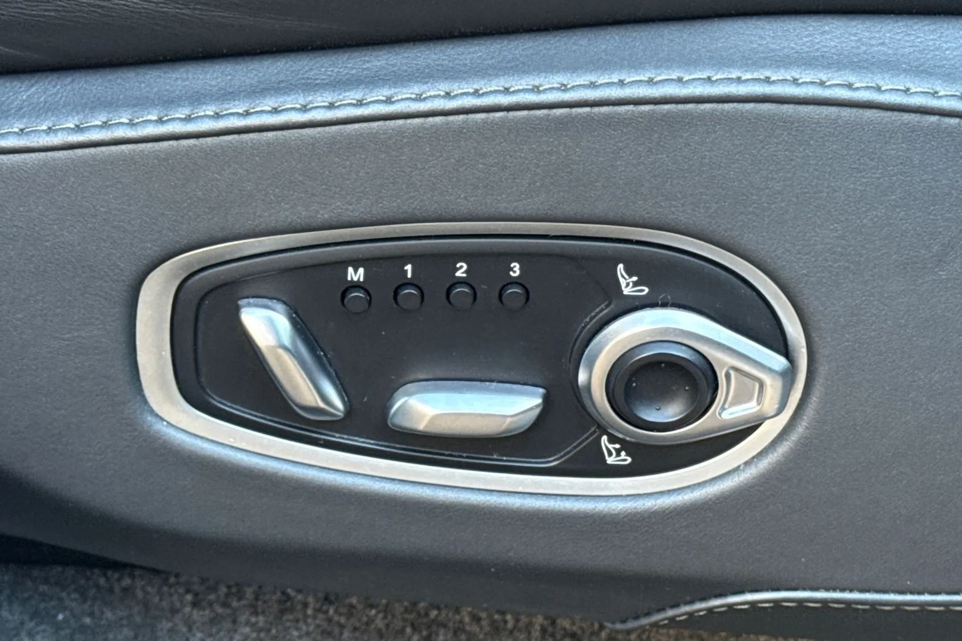 Aston Martin DBX thumbnail image number 48