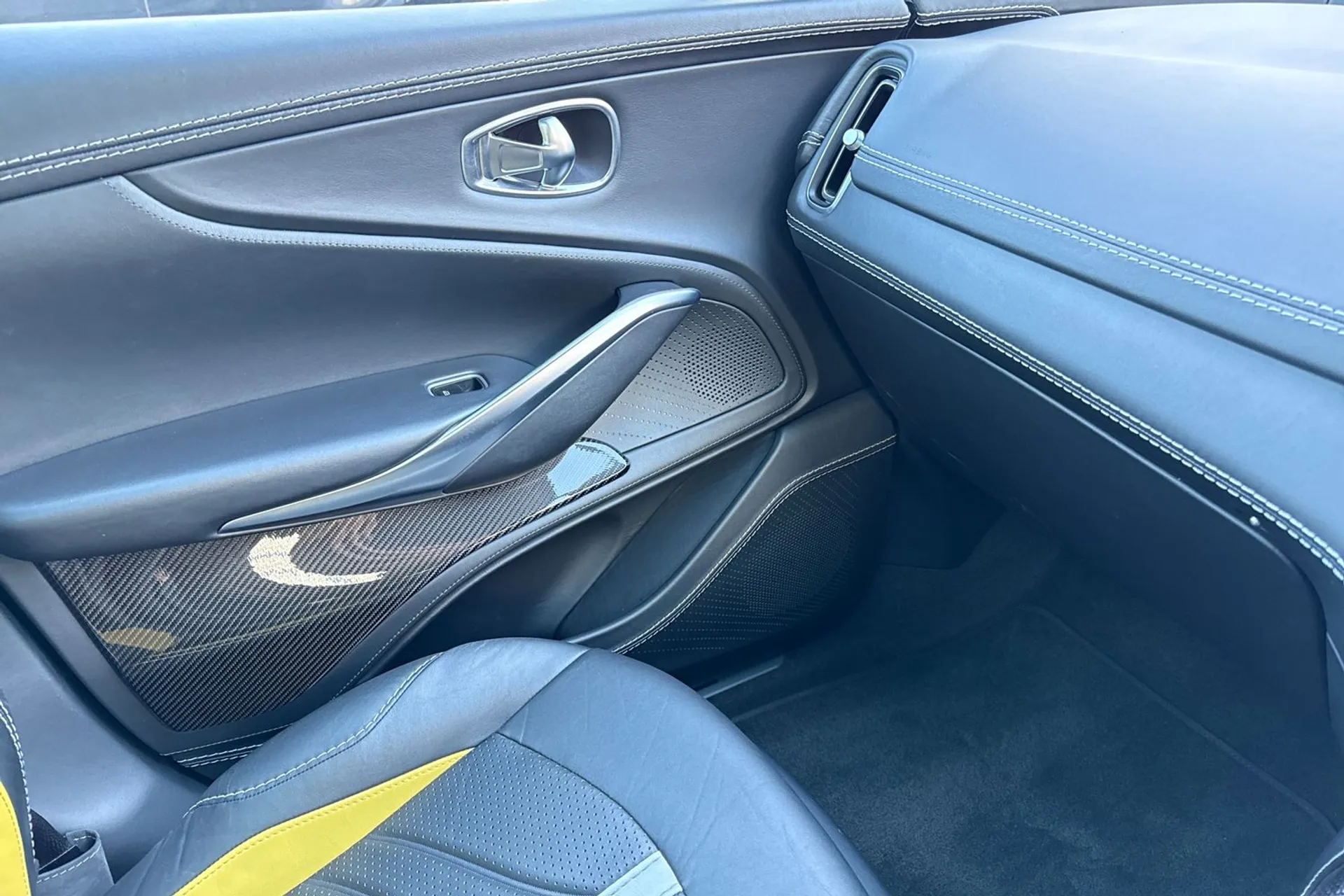 Aston Martin DBX thumbnail image number 50