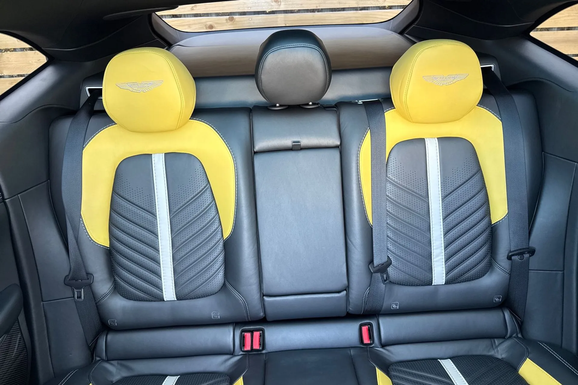 Aston Martin DBX thumbnail image number 33