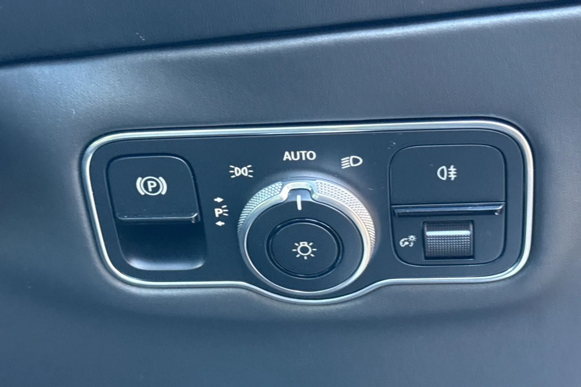 Aston Martin DBX thumbnail image number 49