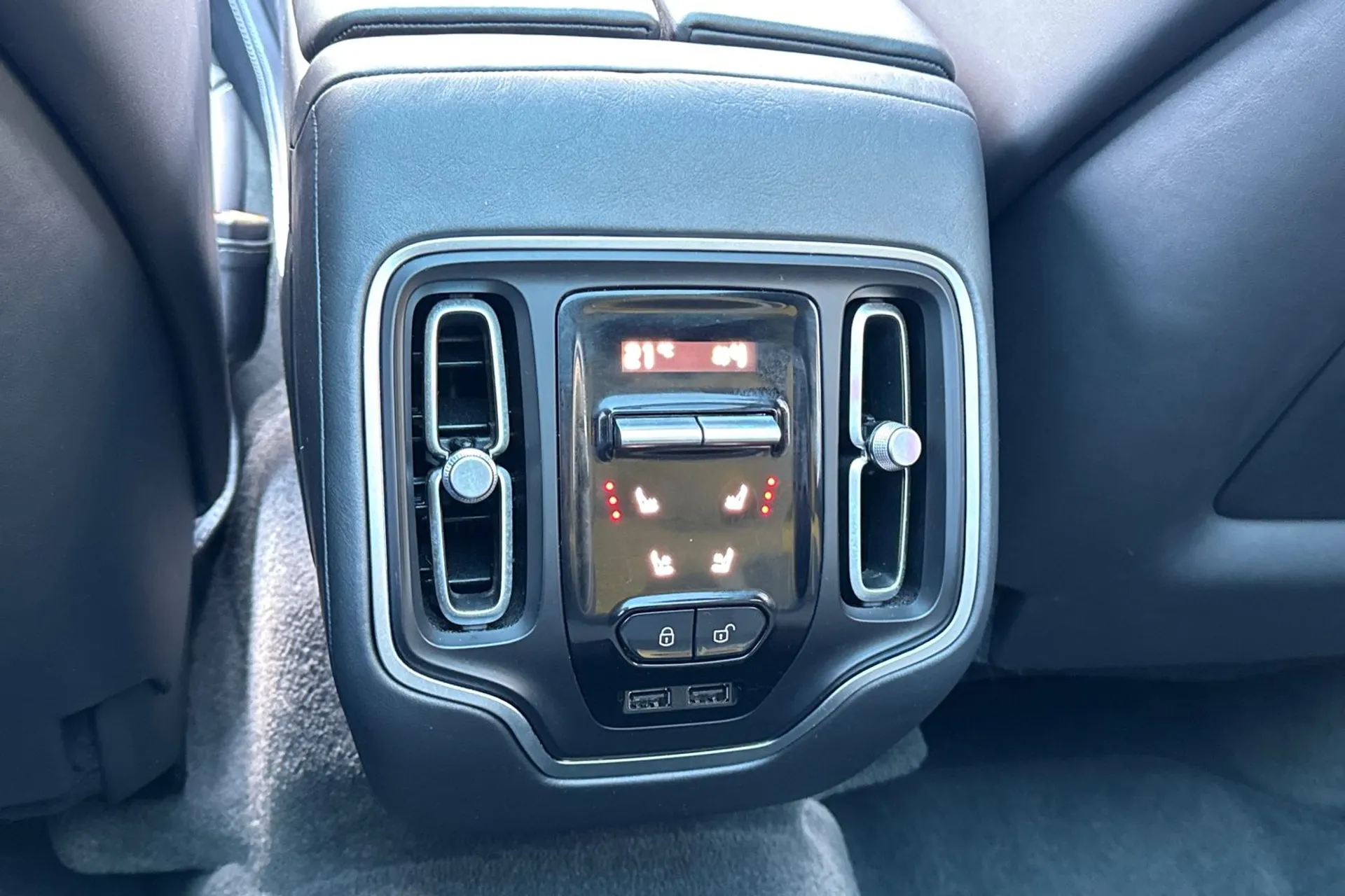 Aston Martin DBX thumbnail image number 60