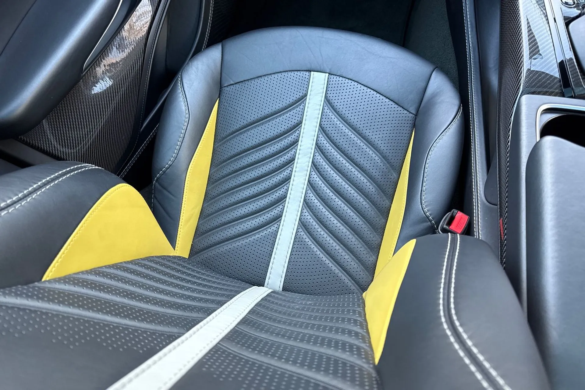 Aston Martin DBX thumbnail image number 34