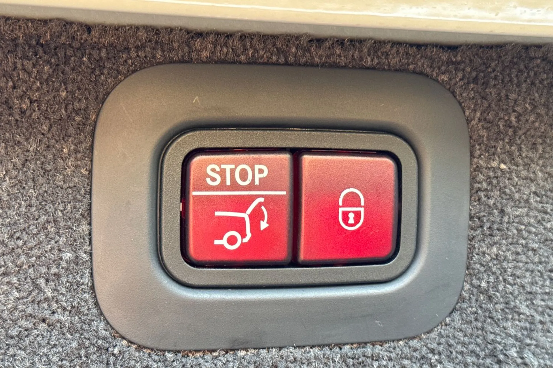 Aston Martin DBX thumbnail image number 22