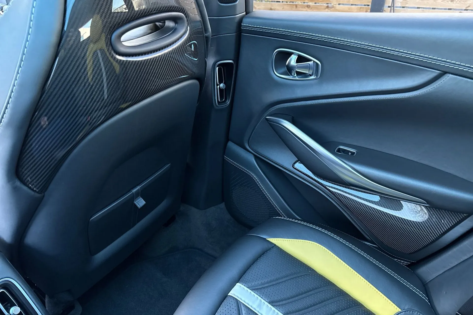 Aston Martin DBX thumbnail image number 62