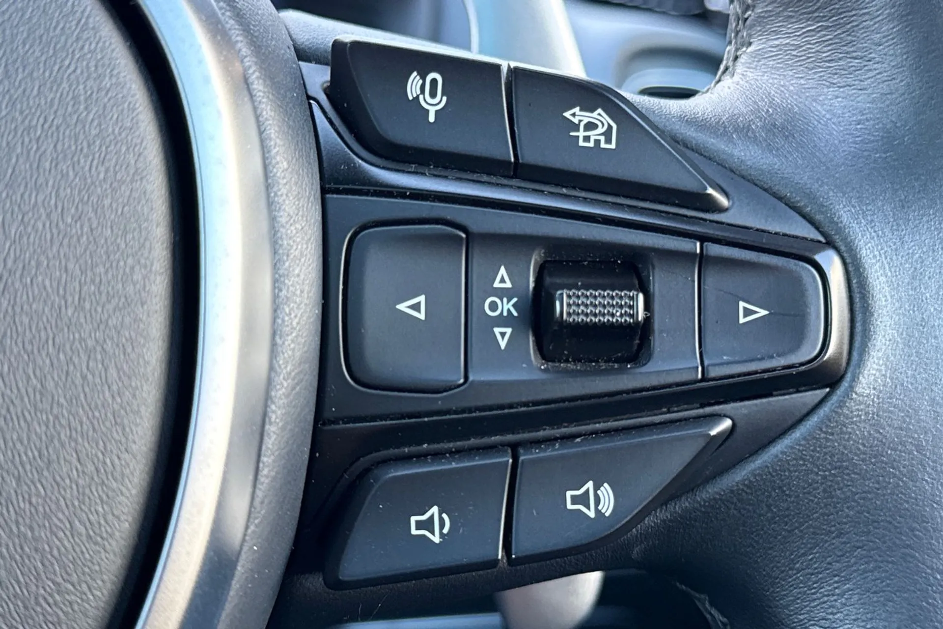 Aston Martin DBX thumbnail image number 39