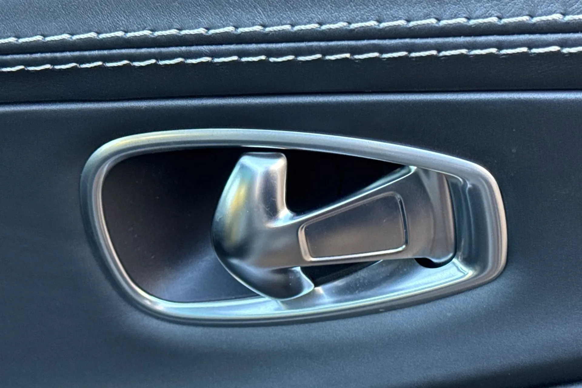 Aston Martin DBX thumbnail image number 47