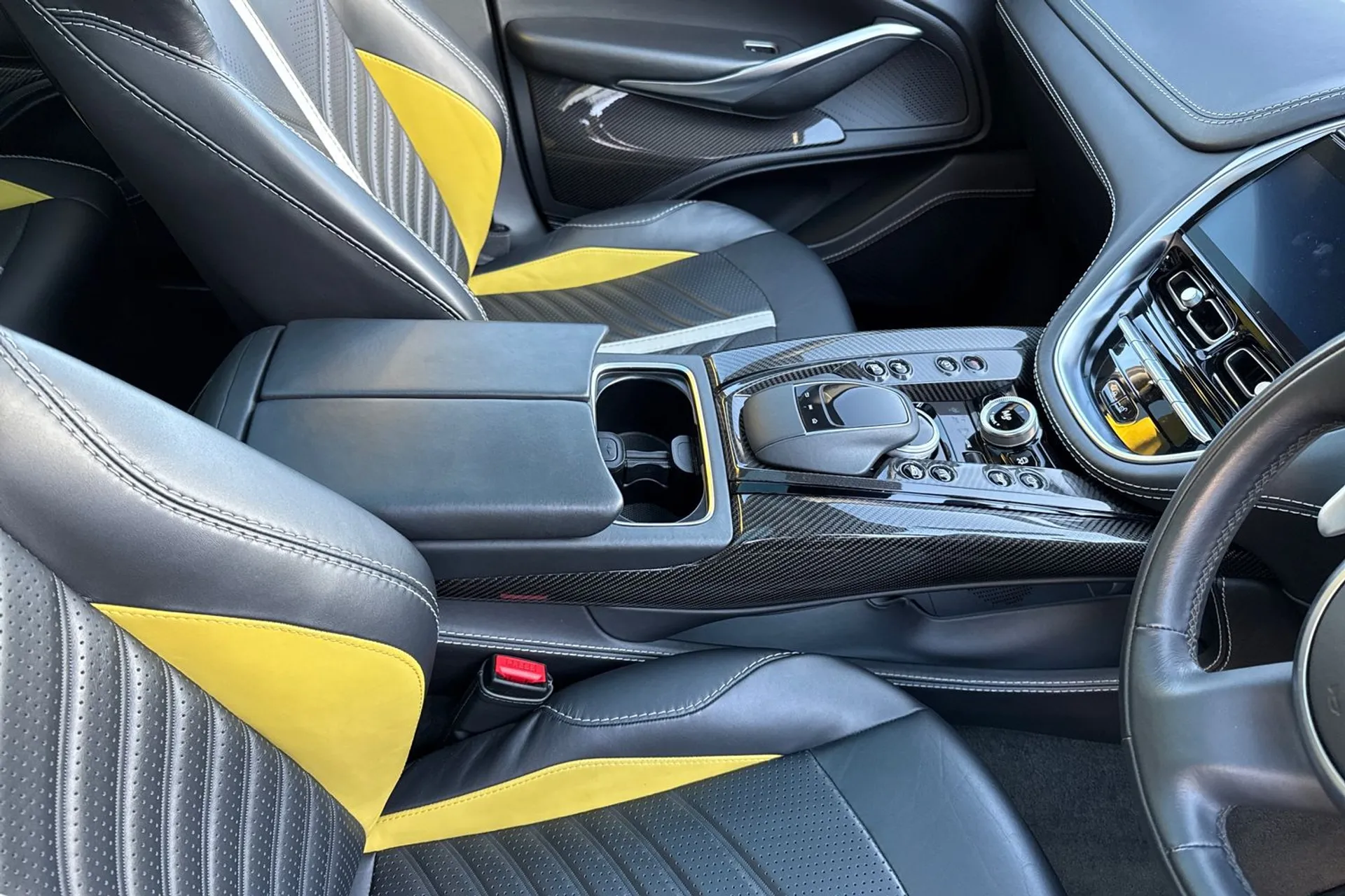 Aston Martin DBX thumbnail image number 42