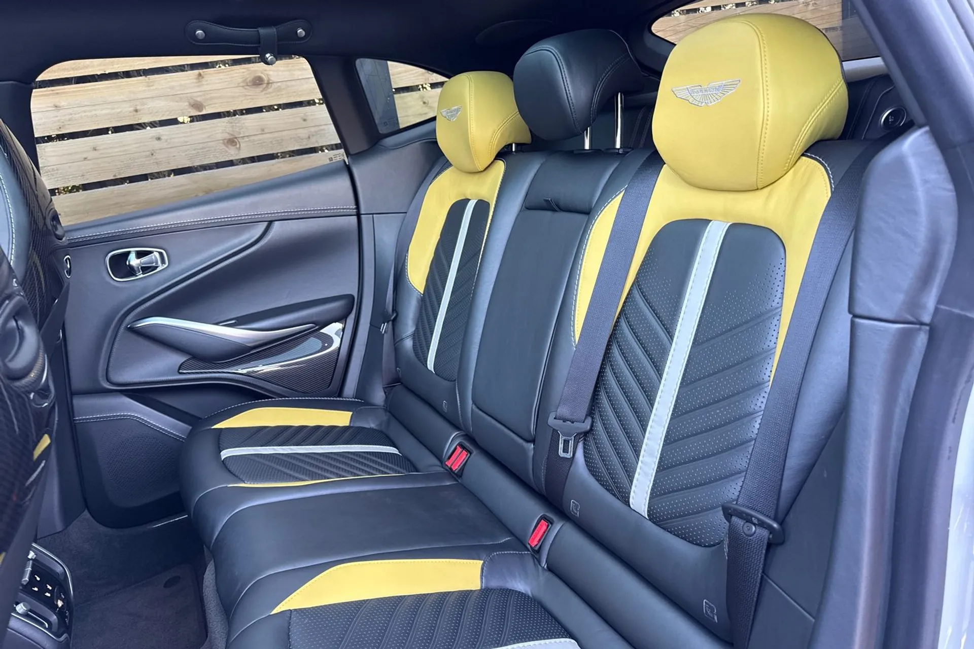 Aston Martin DBX thumbnail image number 32