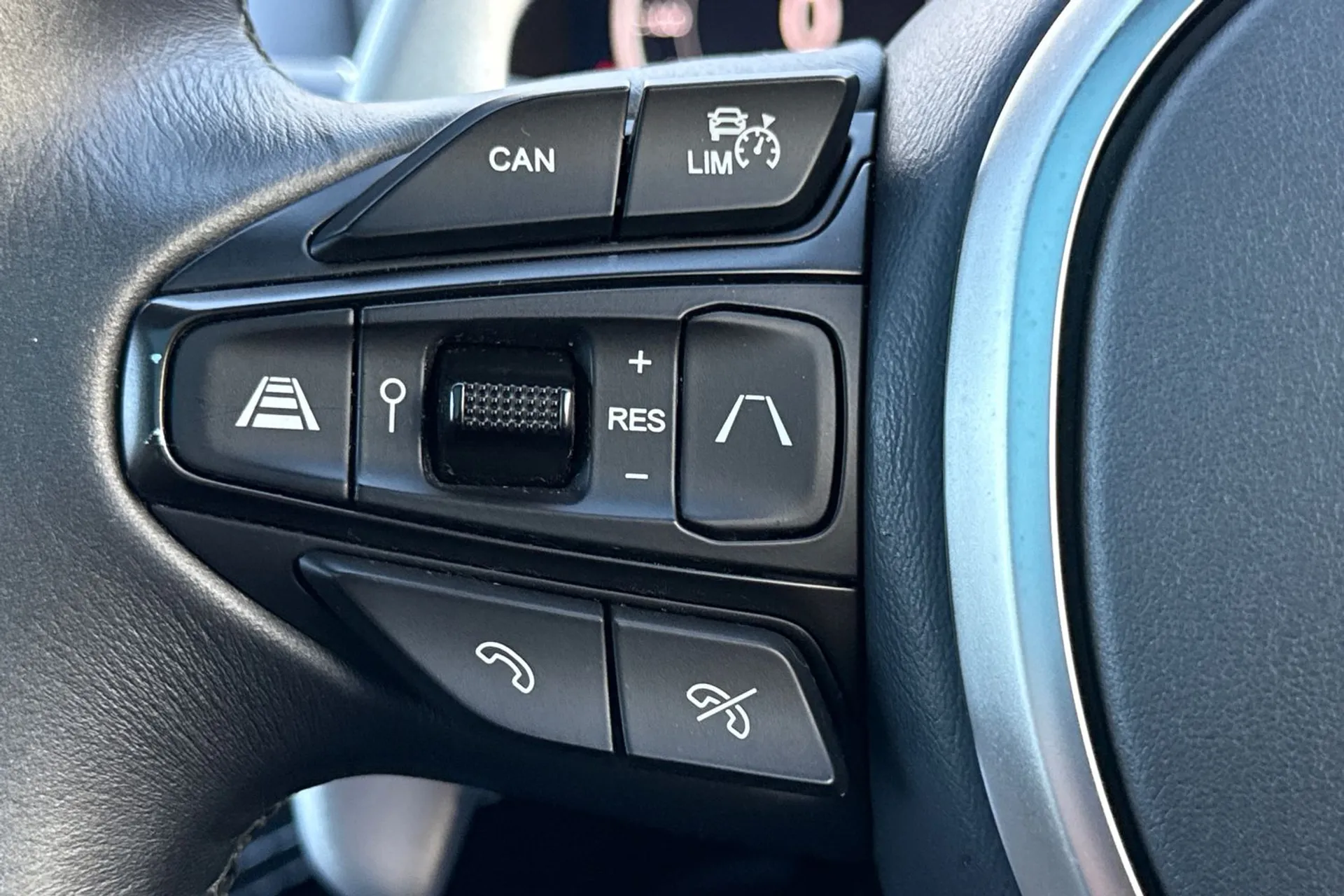 Aston Martin DBX thumbnail image number 38