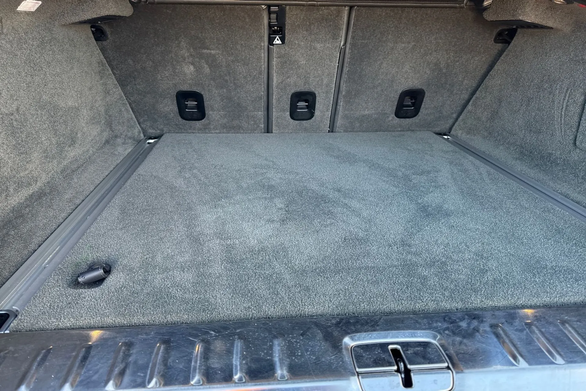 Aston Martin DBX thumbnail image number 23