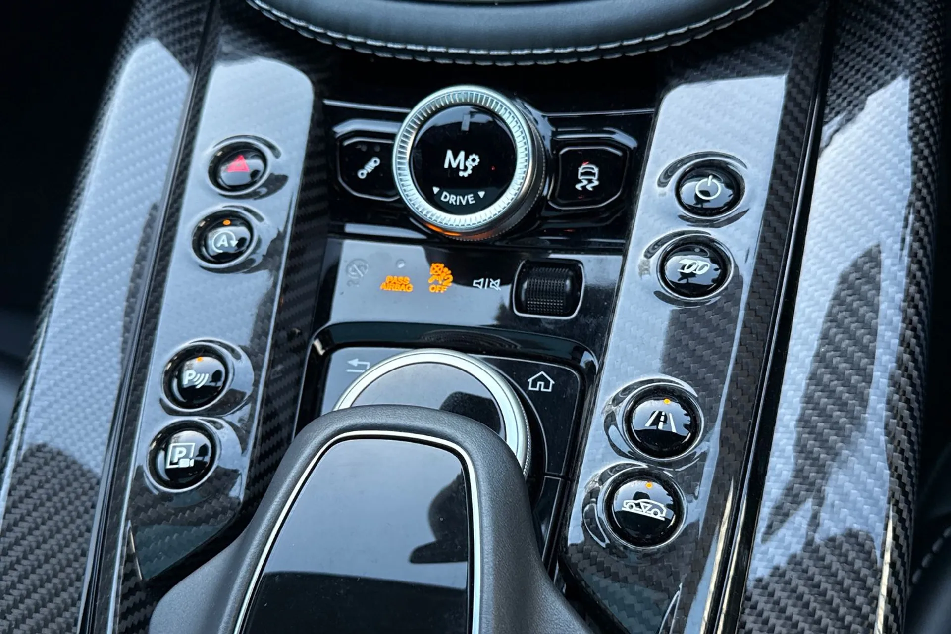 Aston Martin DBX thumbnail image number 51