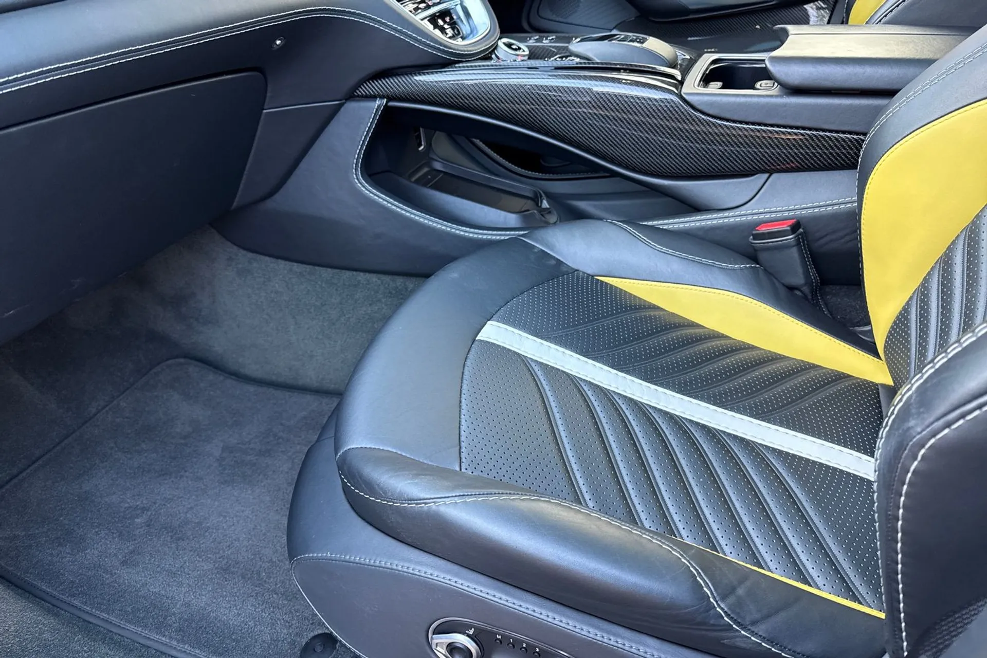 Aston Martin DBX thumbnail image number 59