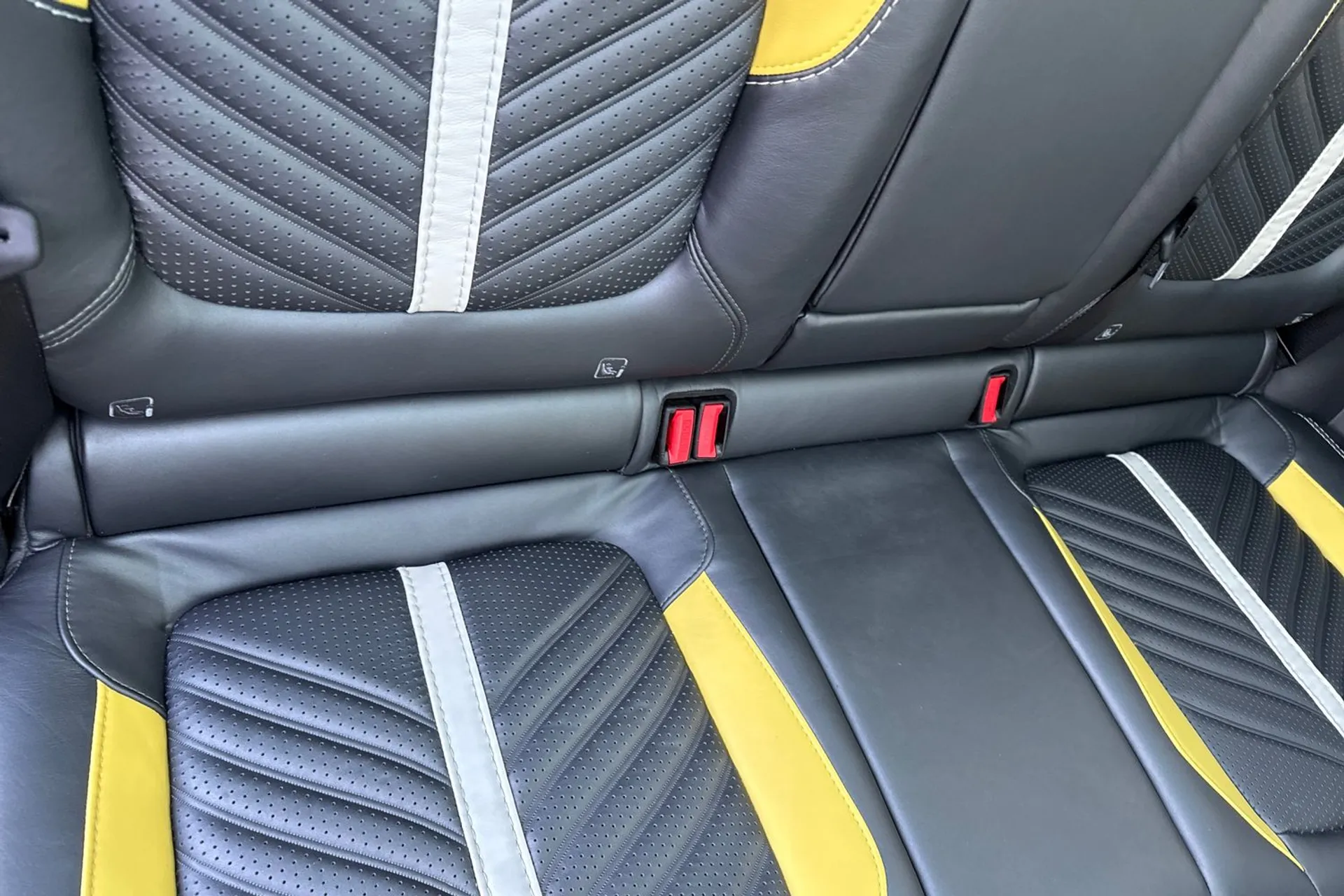 Aston Martin DBX thumbnail image number 26