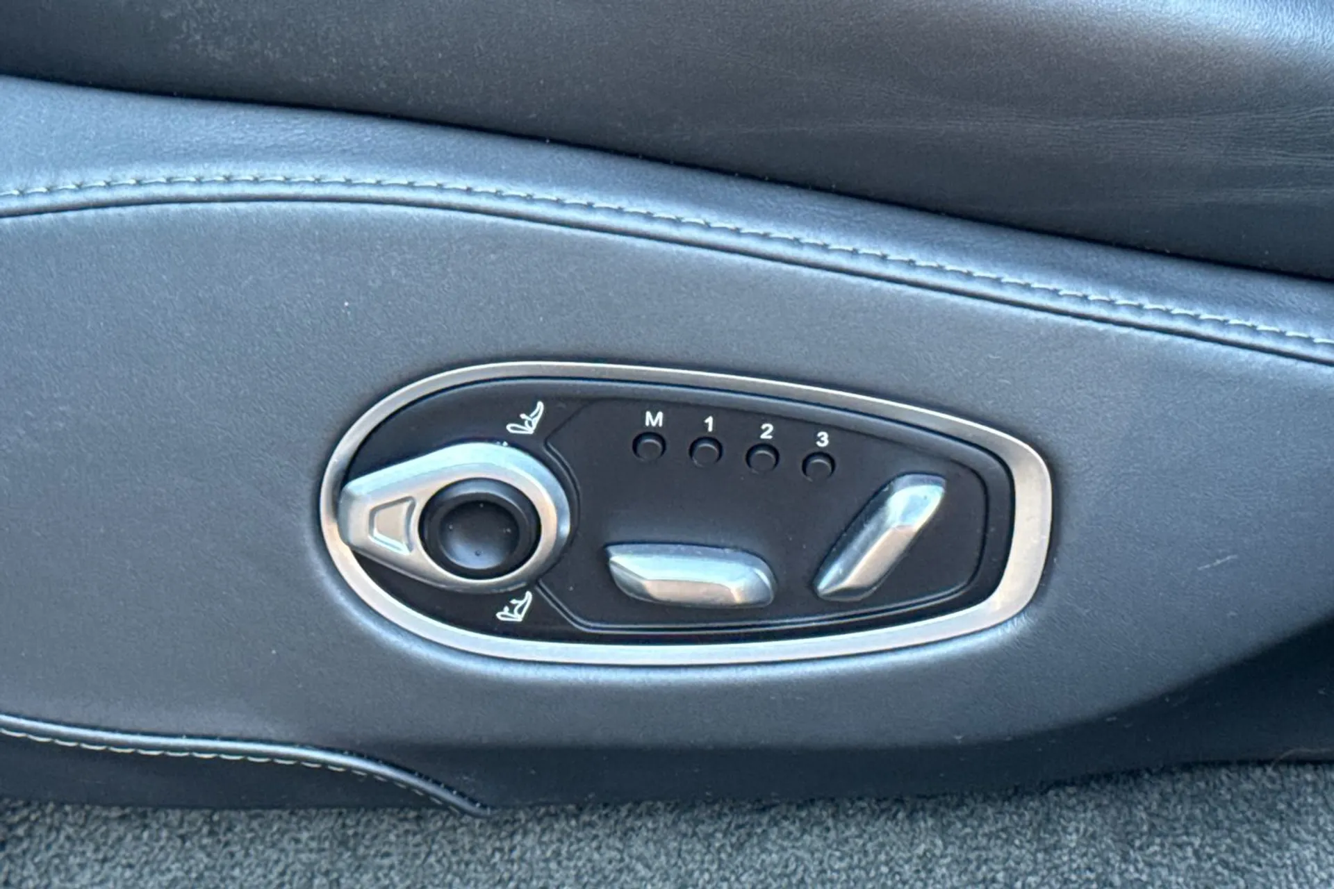 Aston Martin DBX thumbnail image number 58