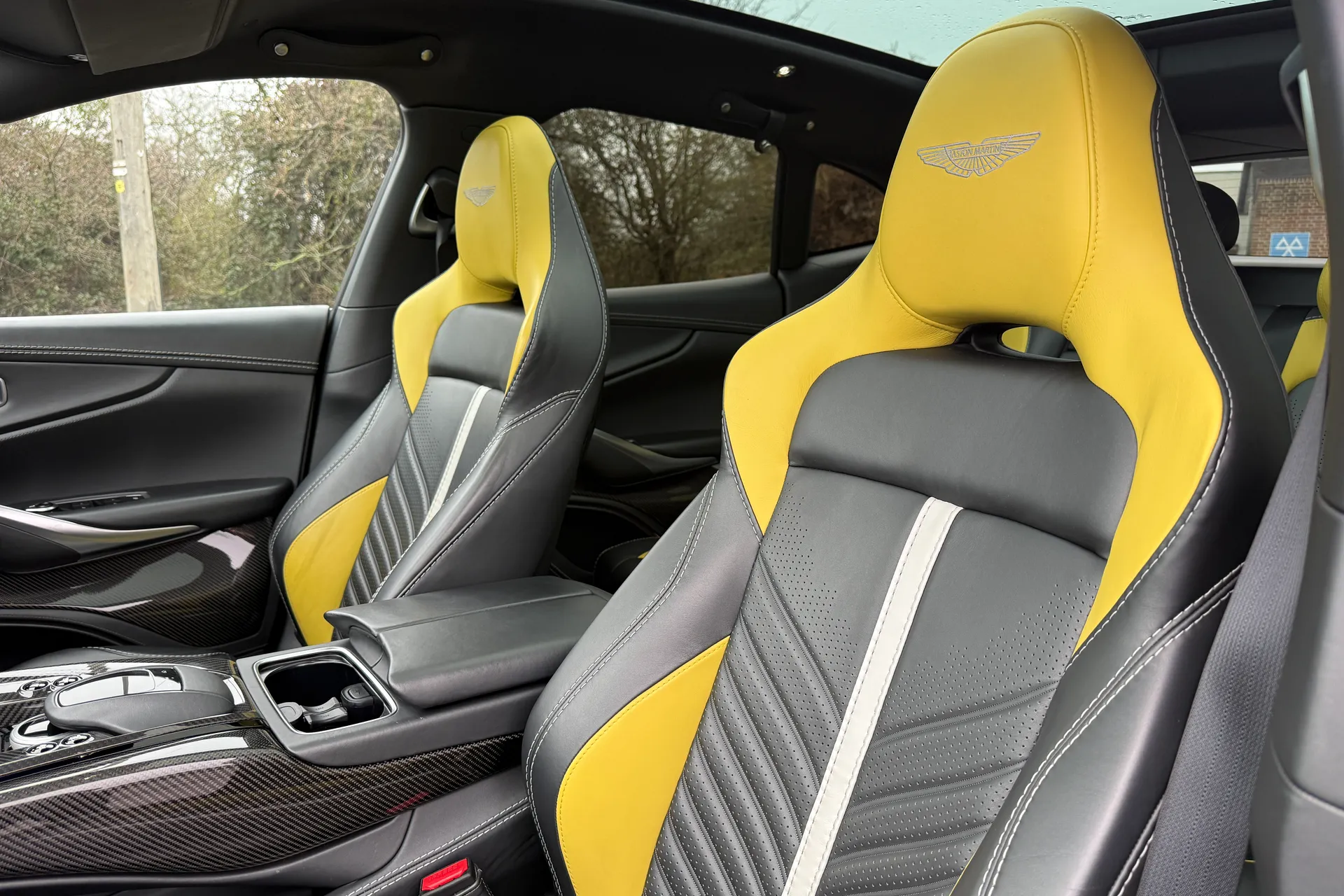 Aston Martin DBX thumbnail image number 33