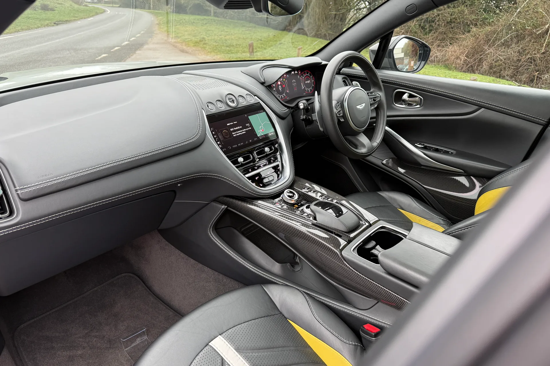 Aston Martin DBX thumbnail image number 32