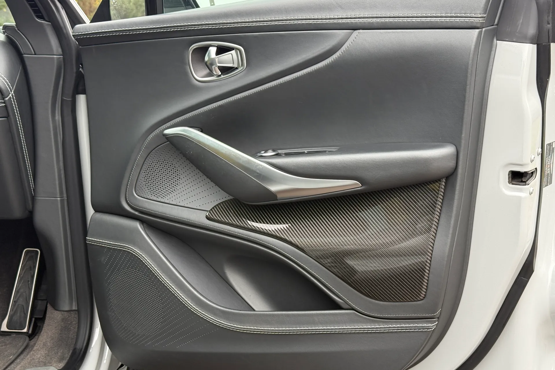 Aston Martin DBX thumbnail image number 14