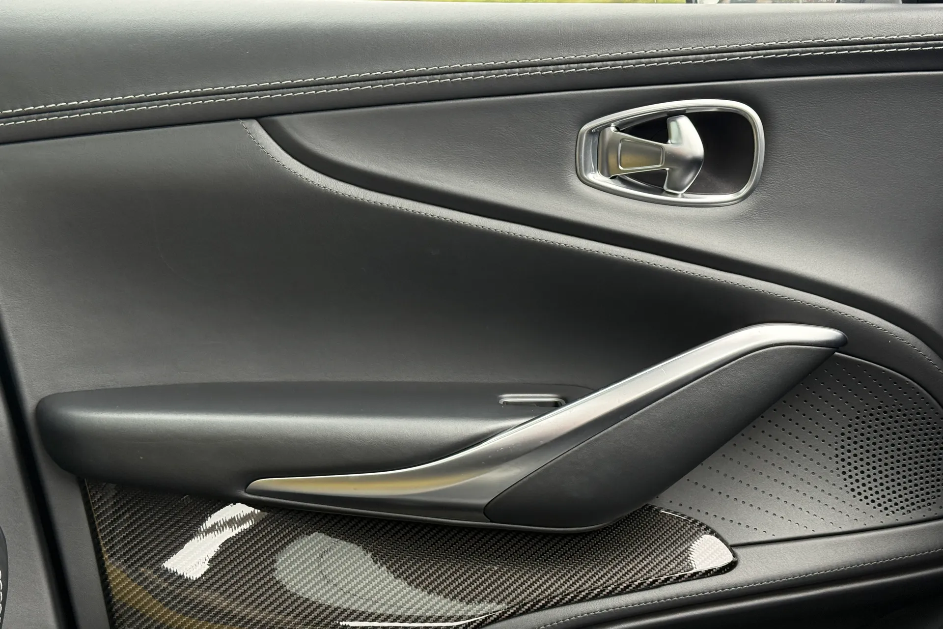 Aston Martin DBX thumbnail image number 20