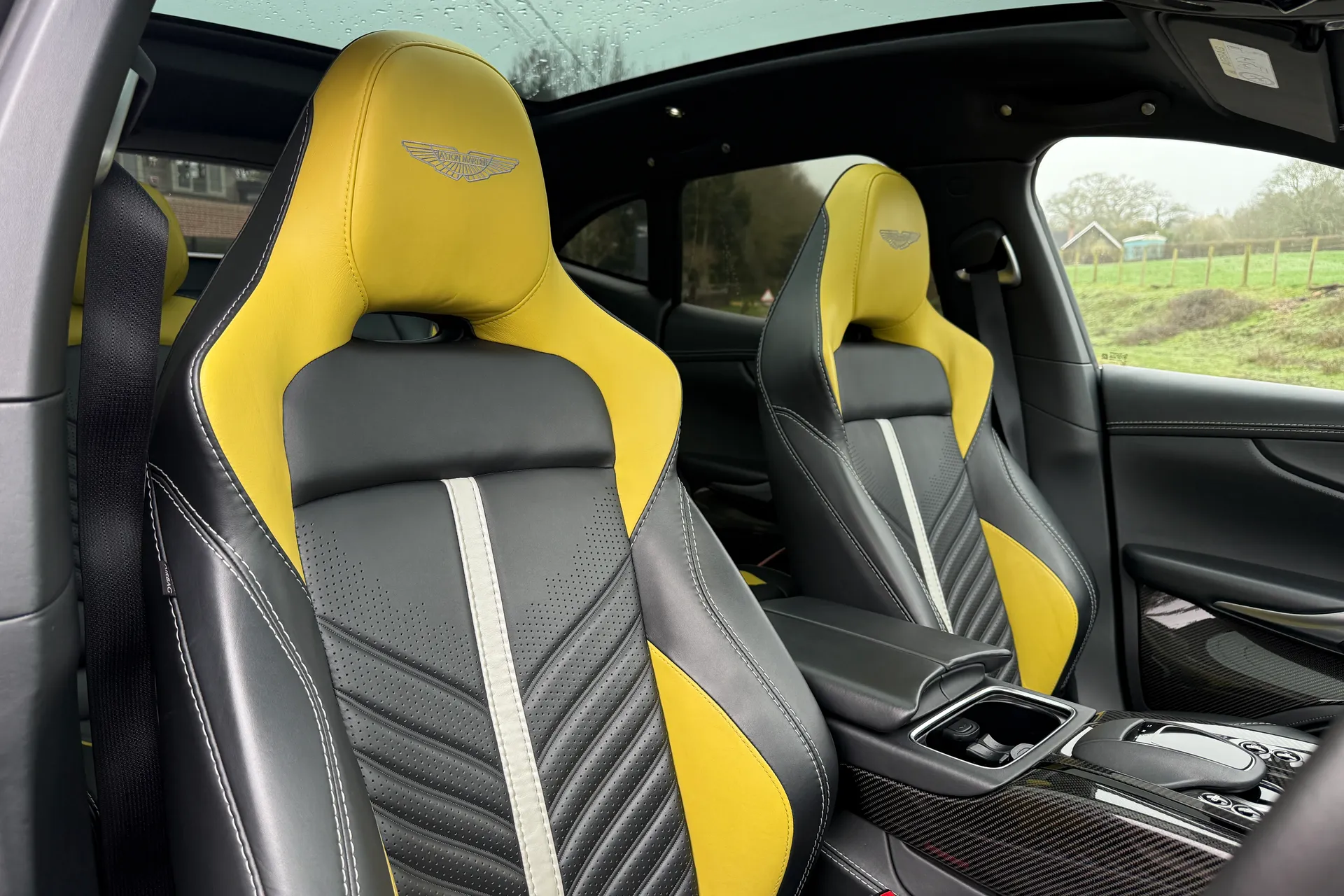 Aston Martin DBX thumbnail image number 4