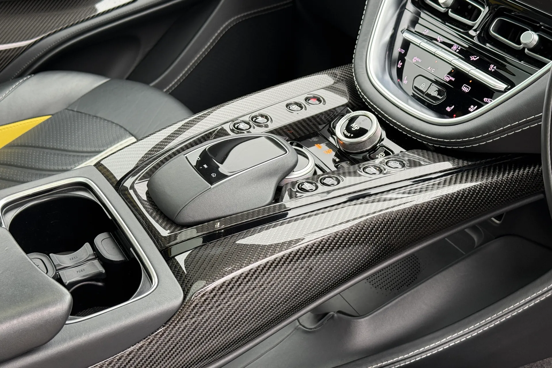 Aston Martin DBX thumbnail image number 9