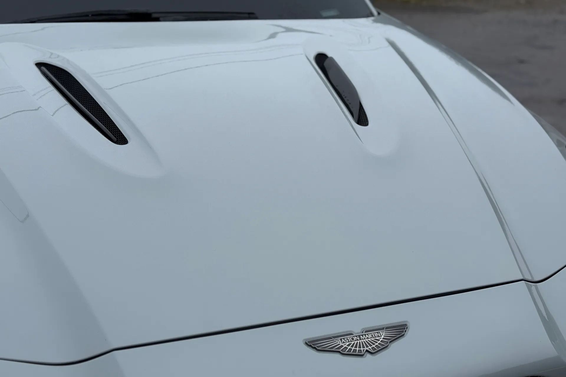 Aston Martin DBX thumbnail image number 35